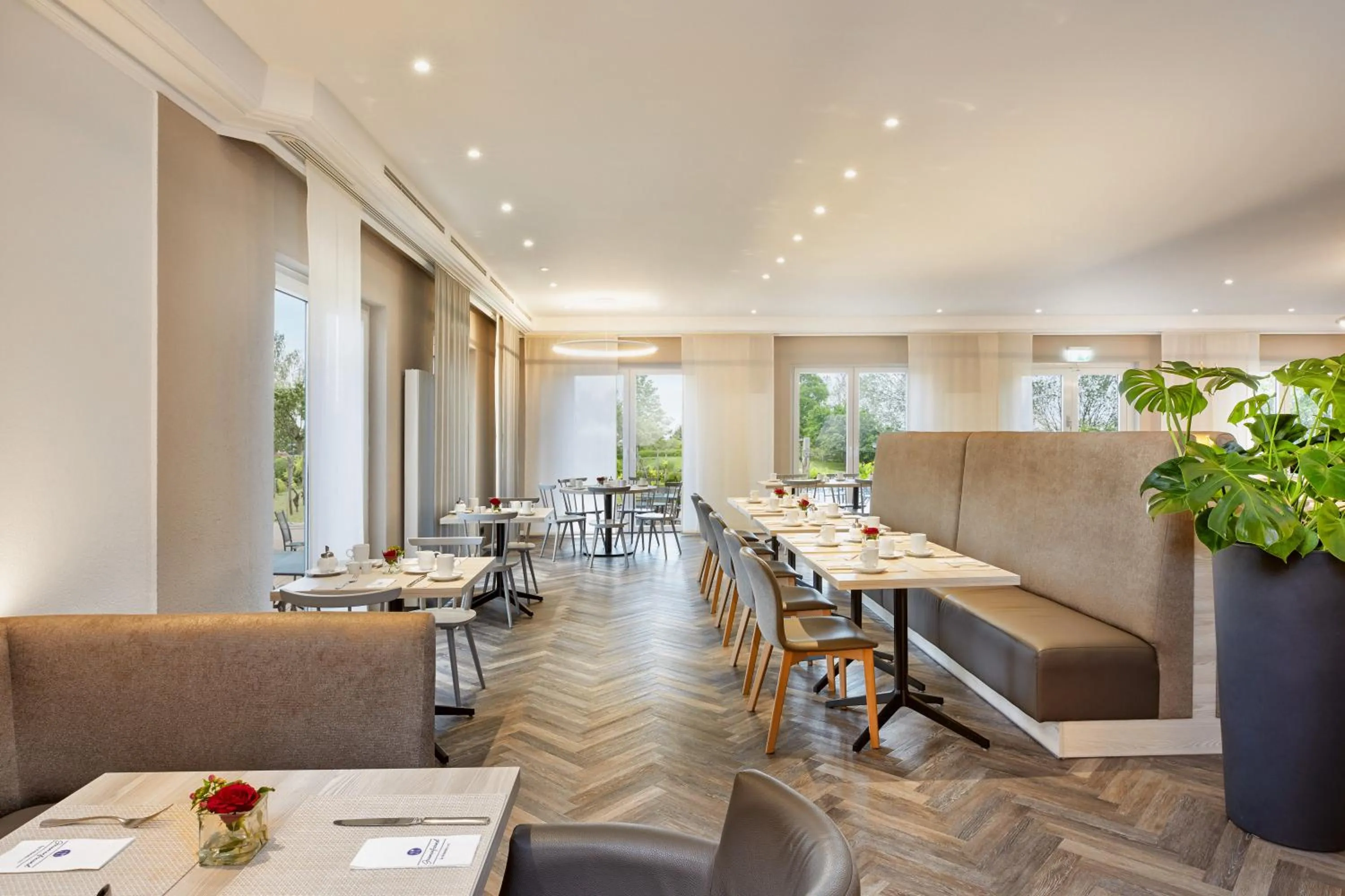 Restaurant/places to eat in H+ Hotel Frankfurt Airport West