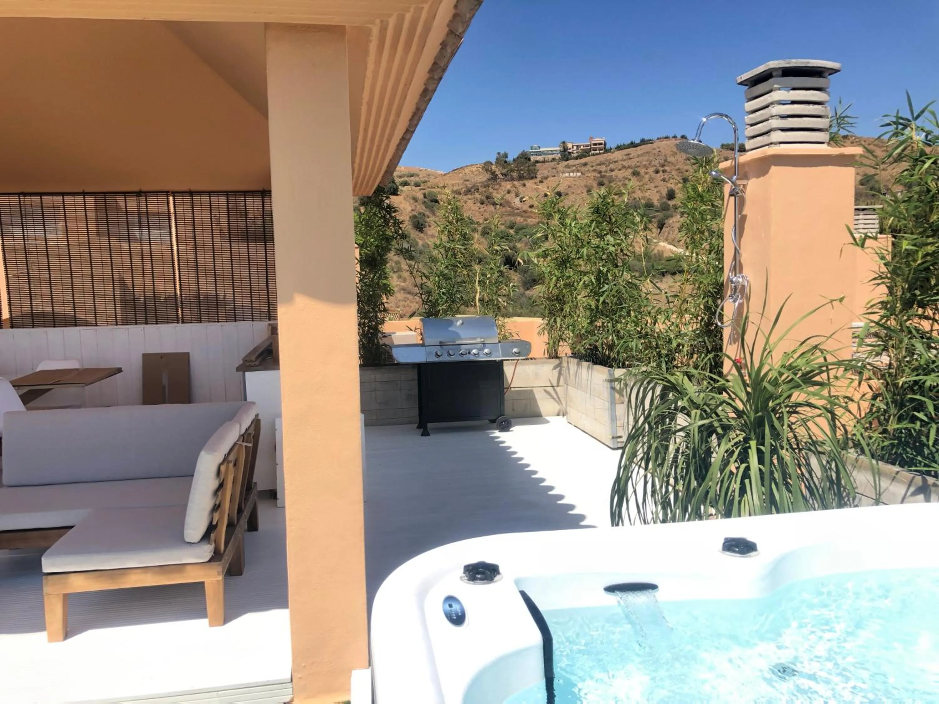 NEW: LUXURIOUS PENTHOUSE WITH JACUZZI & SEA VIEW