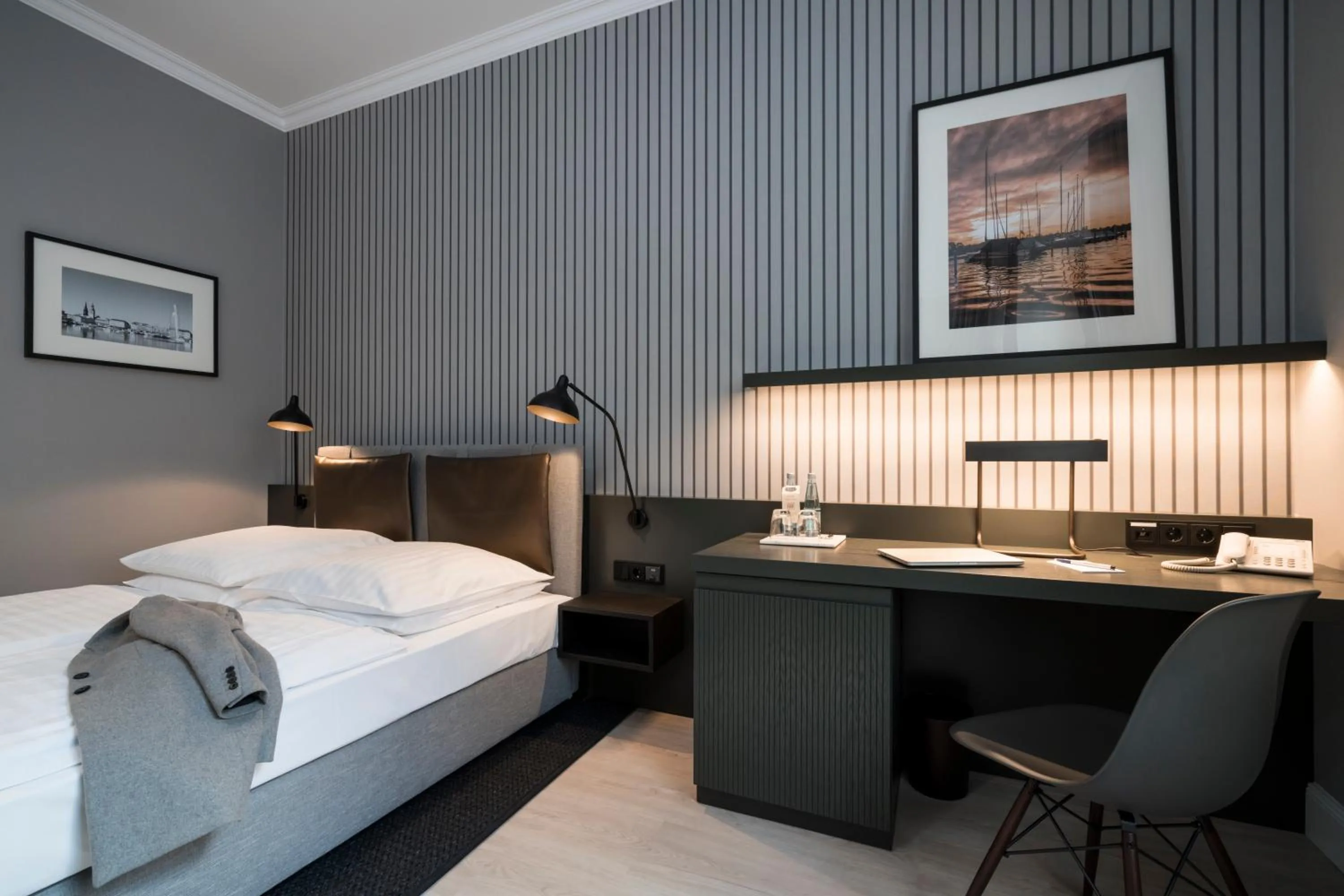 Photo of the whole room, Bed in Alster-Hof