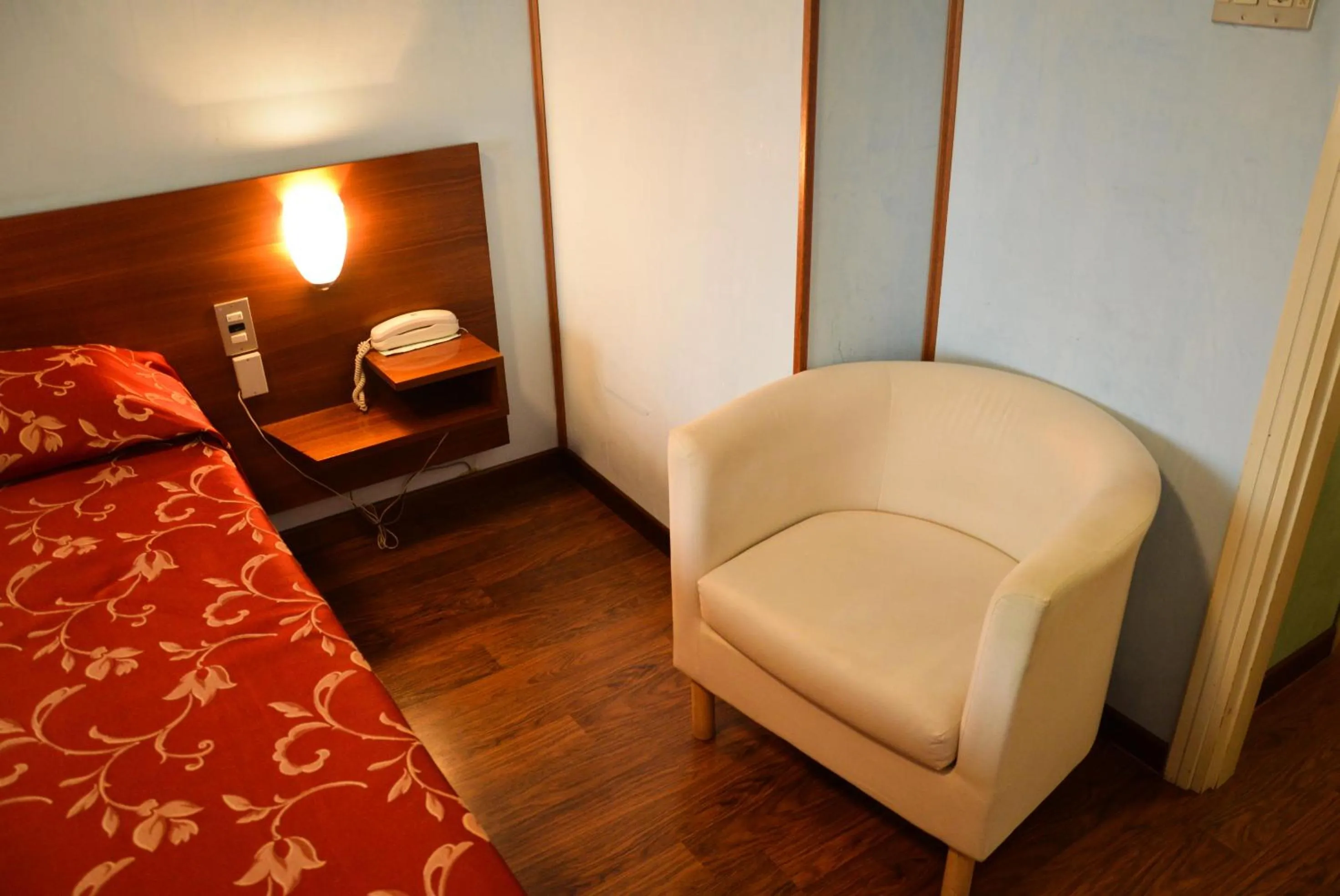 Seating area, Bed in Hotel Salieri