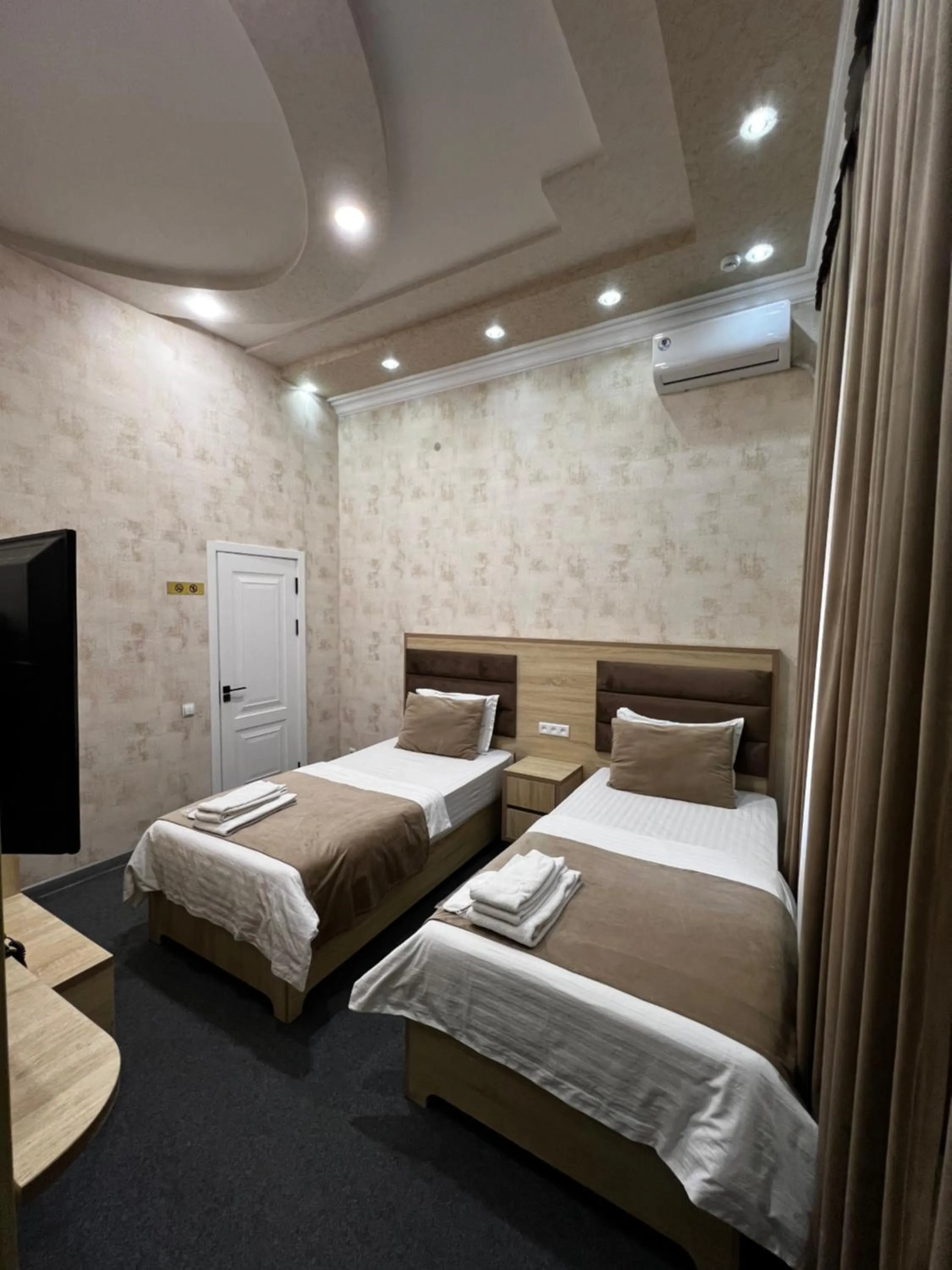 Photo of the whole room, Bed in Shosh Palace