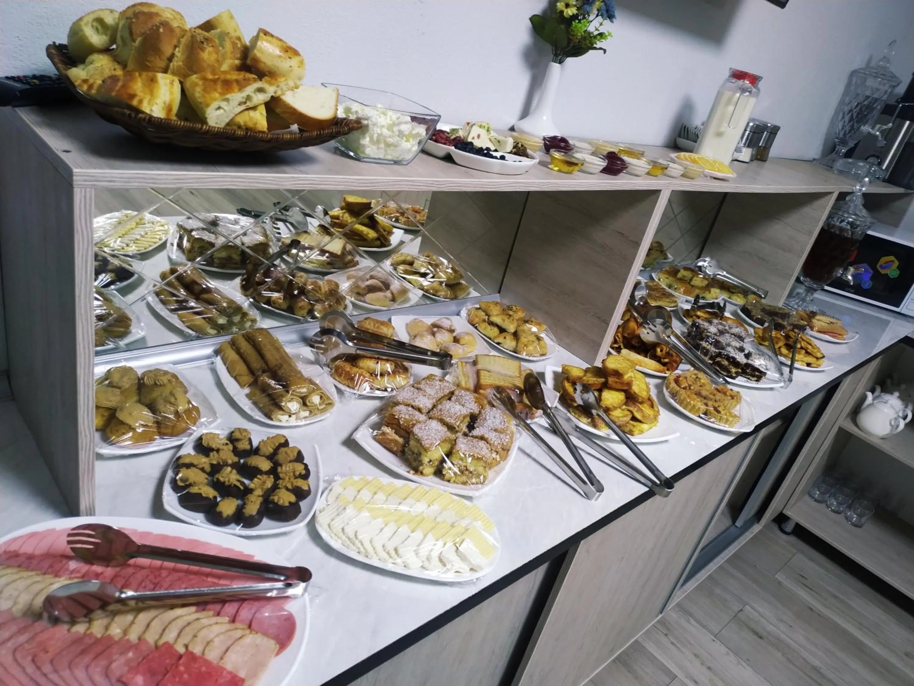 Restaurant/places to eat in Shosh Palace