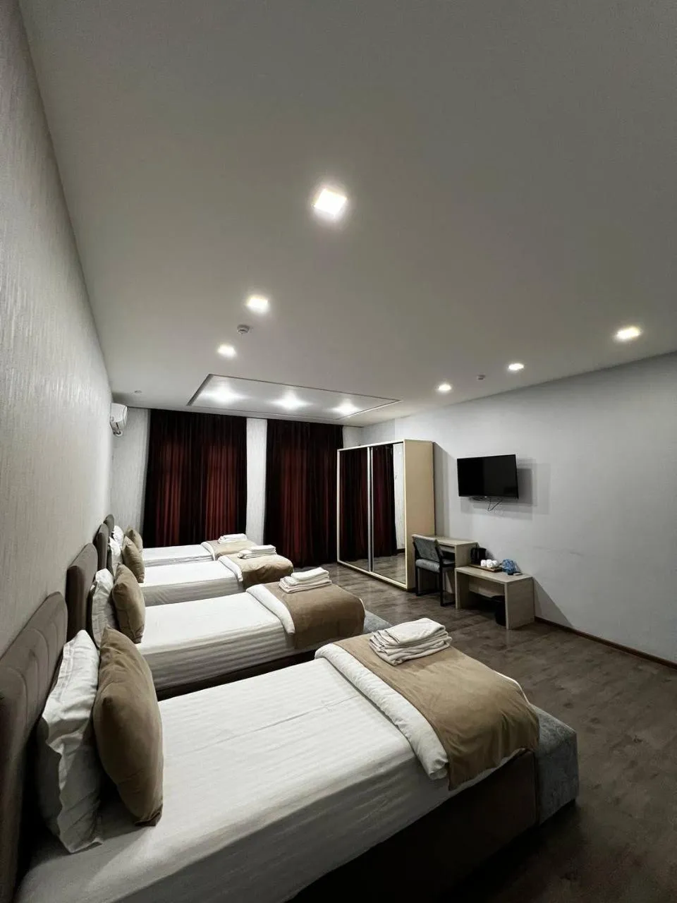 Photo of the whole room, Bed in Shosh Palace