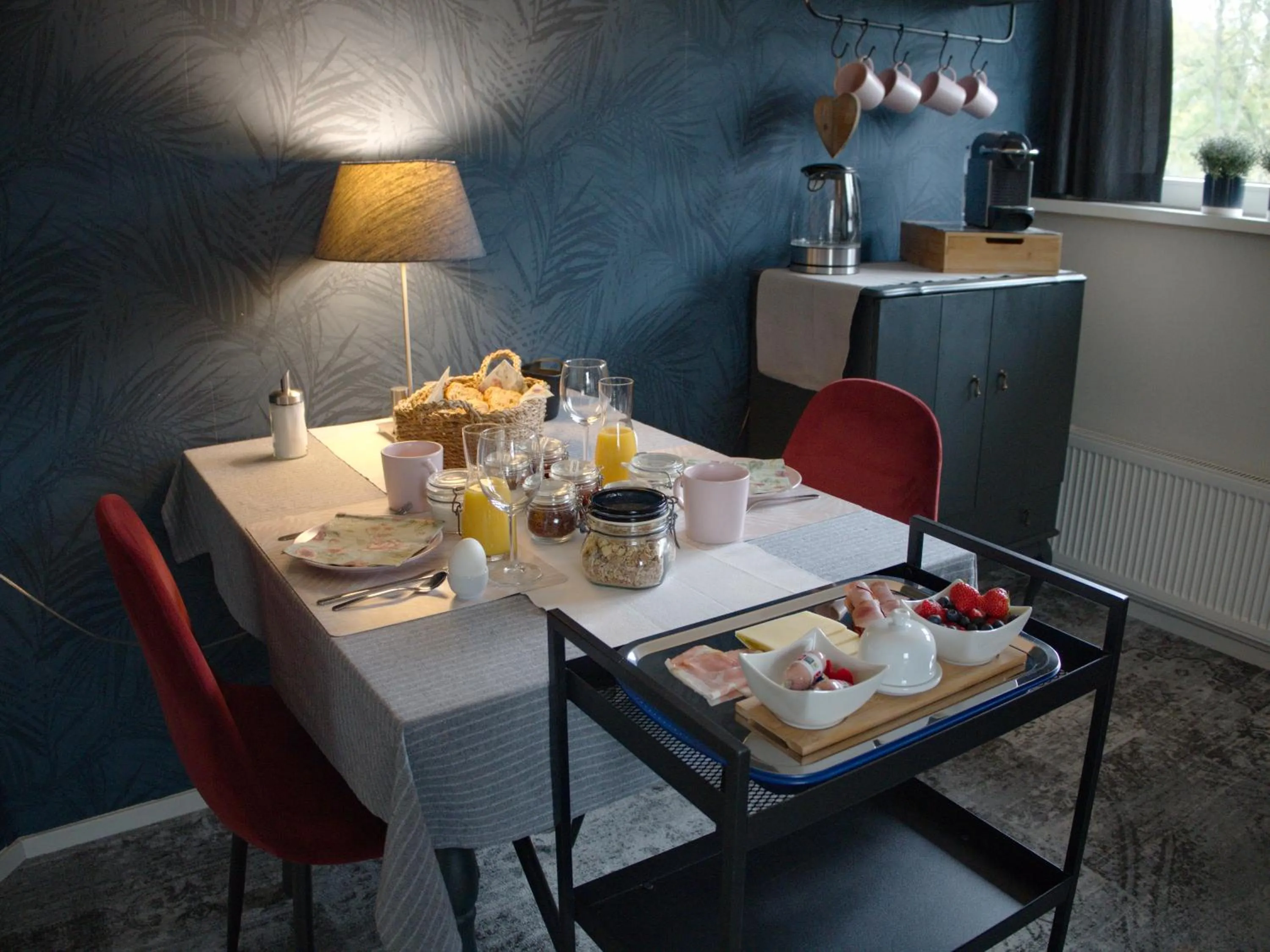 Breakfast in Bed & Brochje Burgum