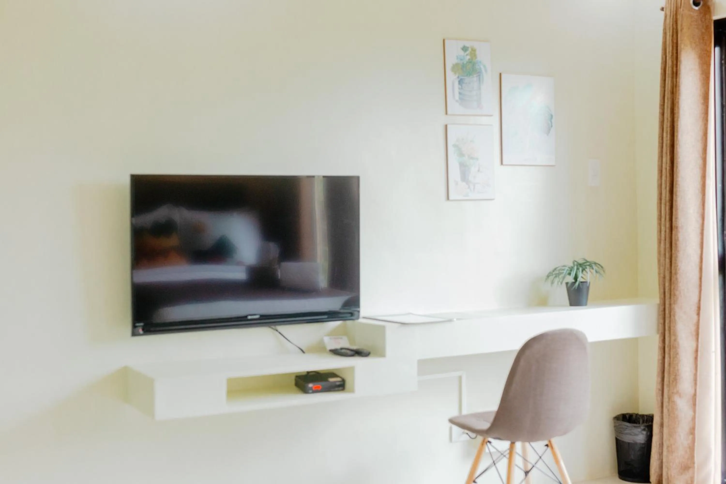 TV and multimedia in Spacio Caliraya Bed & Breakfast