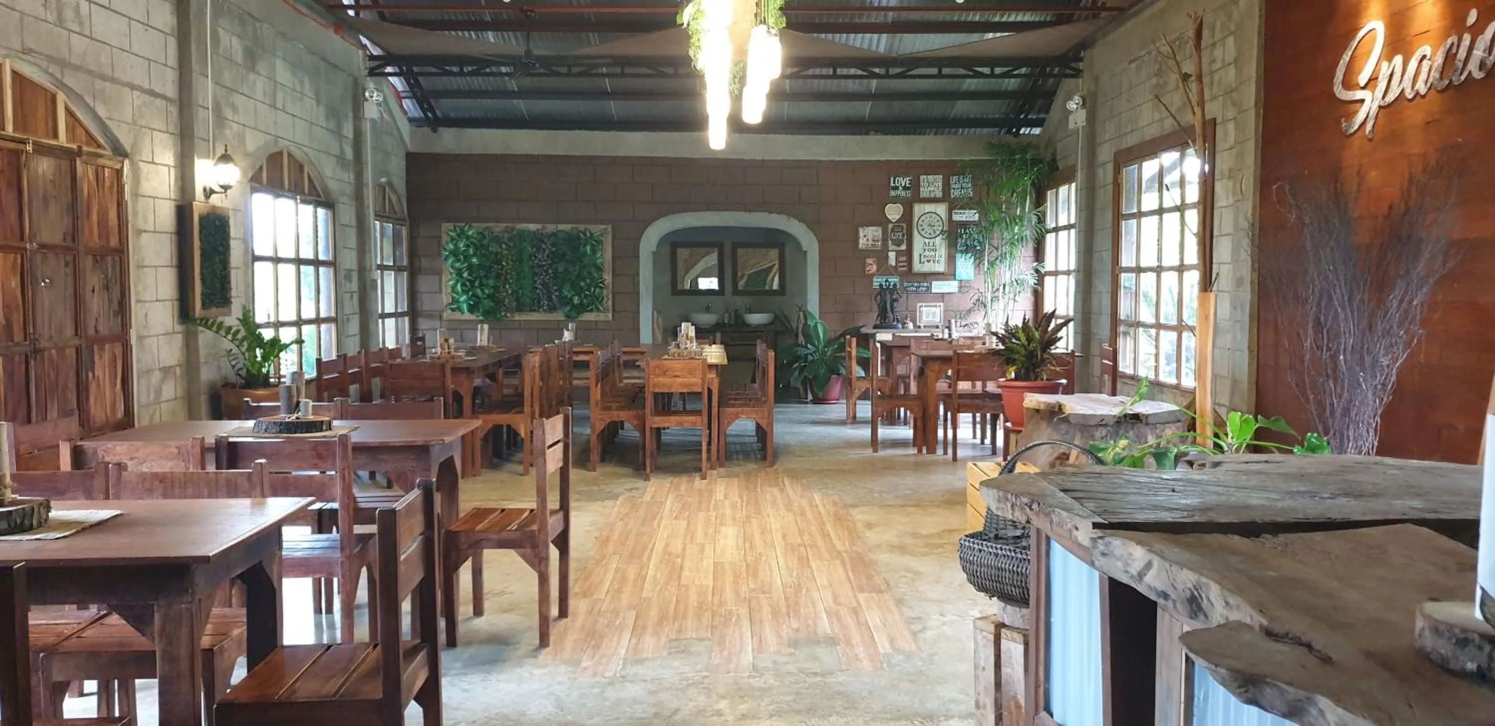 Restaurant/places to eat in Spacio Caliraya Bed & Breakfast