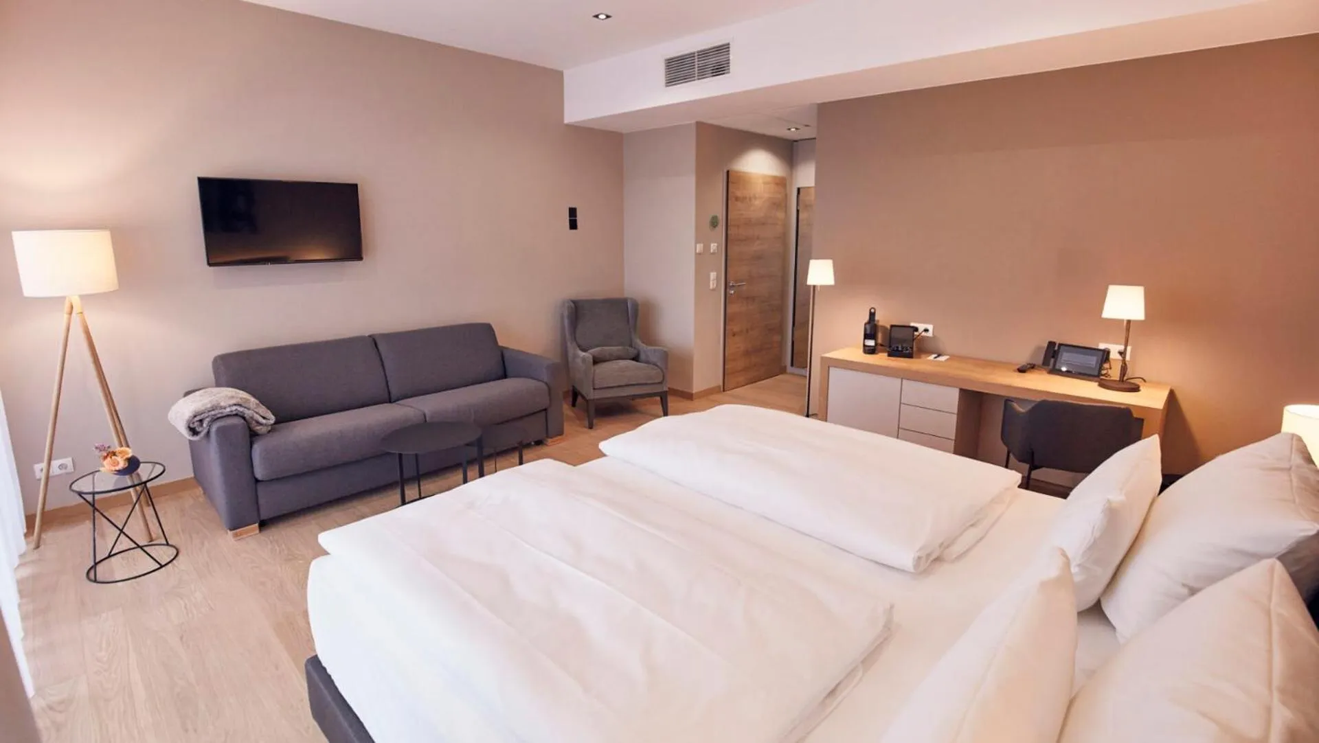 Photo of the whole room, Bed in Seehotel Maria Laach