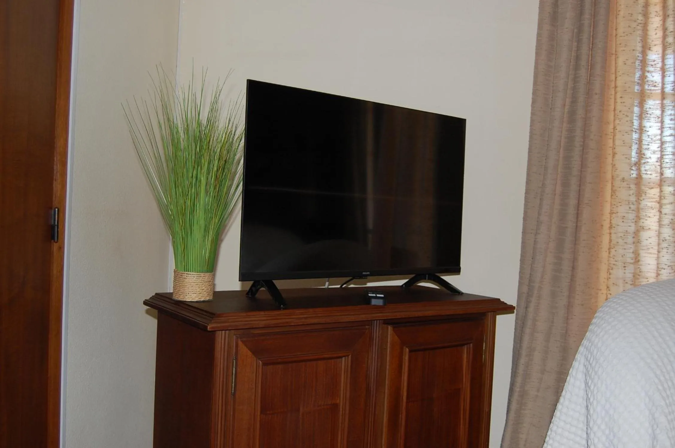 Communal lounge/ TV room in AmendoeirasHouse-SustainableLiving