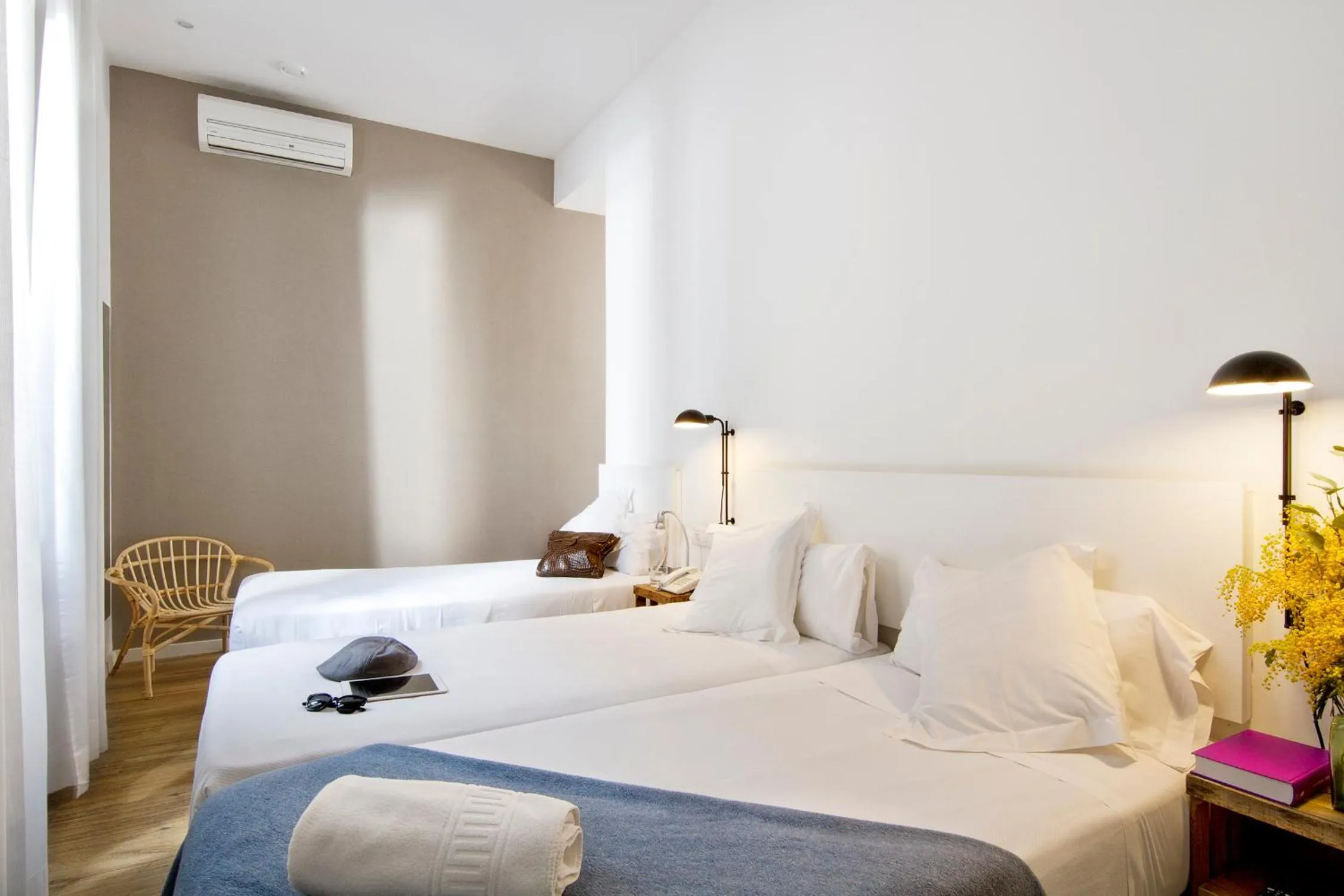 Photo of the whole room, Bed in Som Nit Born