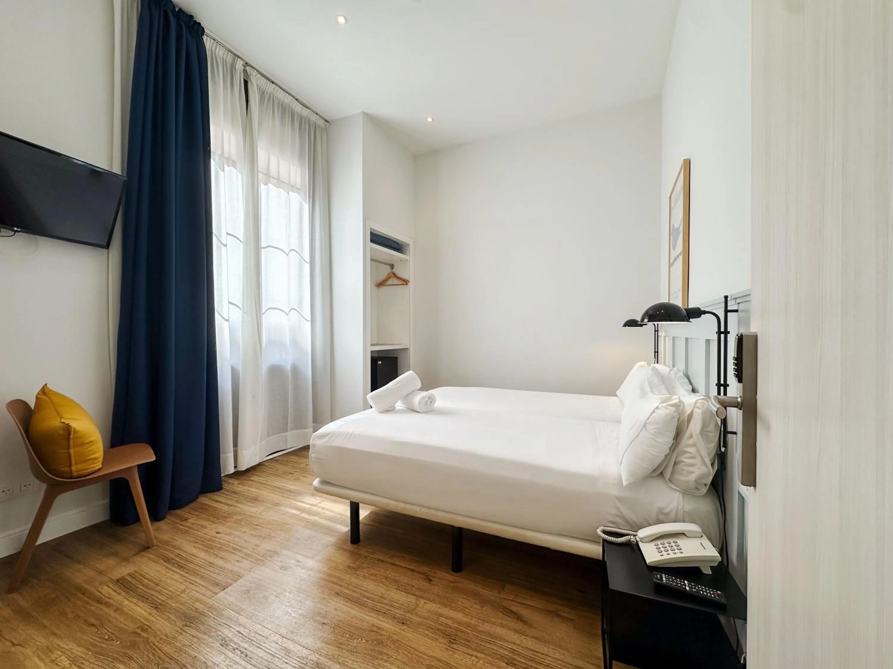 Photo of the whole room, Bed in Som Nit Born