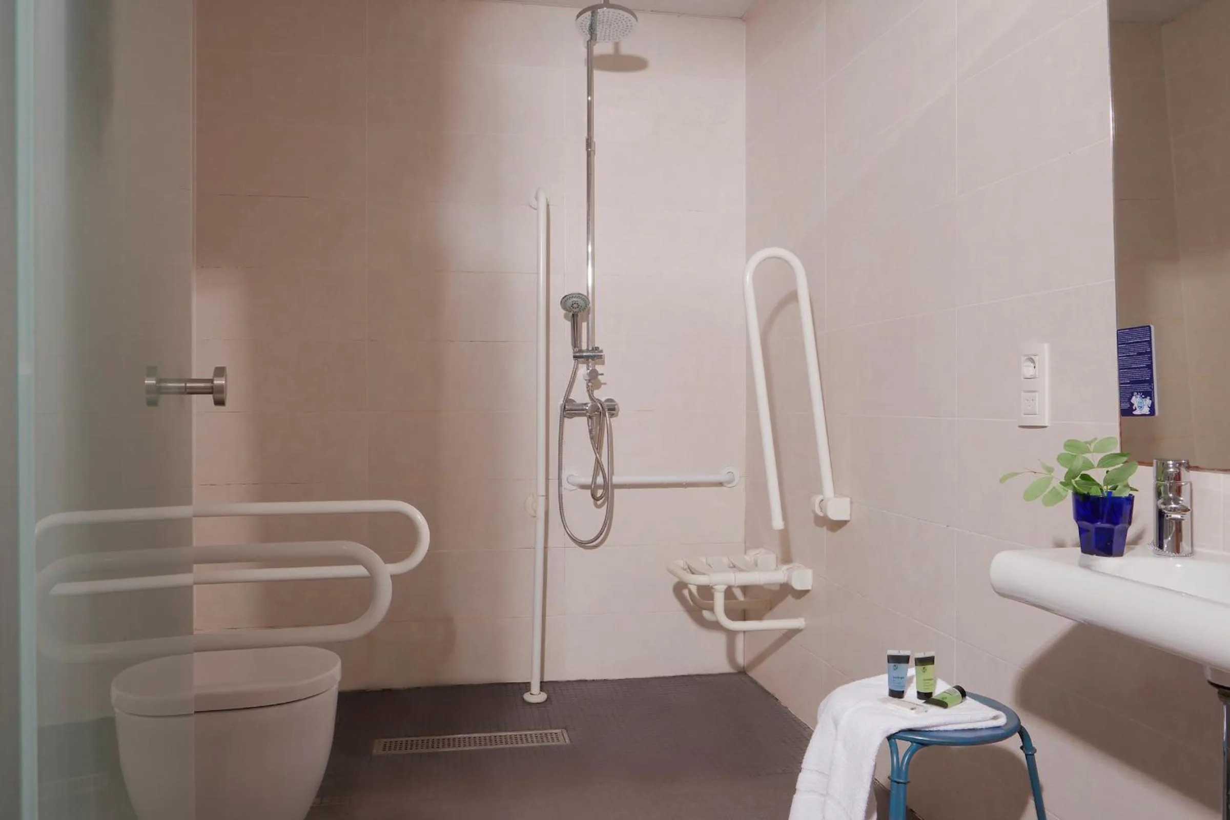 Shower in Som Nit Born