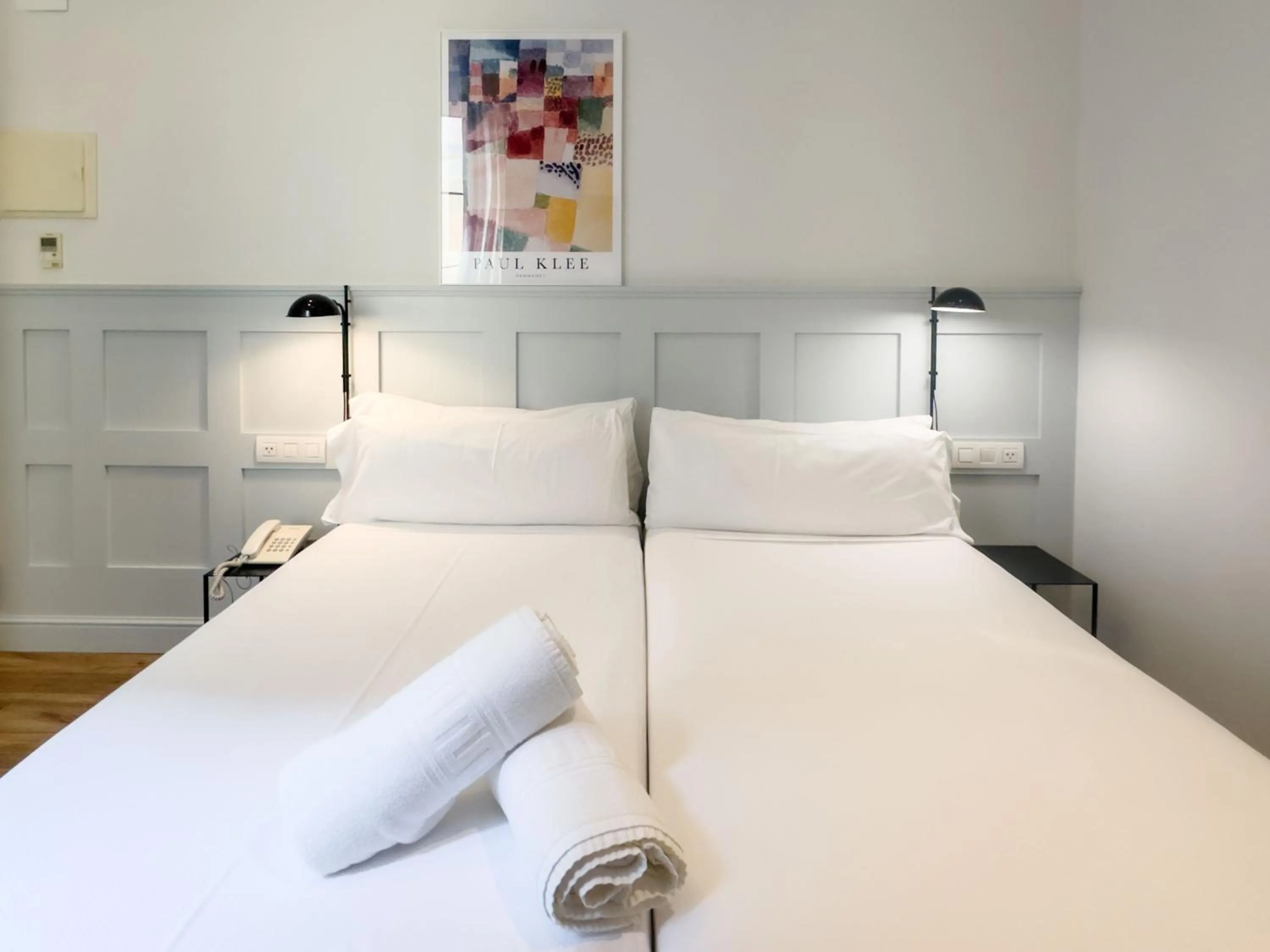 Photo of the whole room, Bed in Som Nit Born