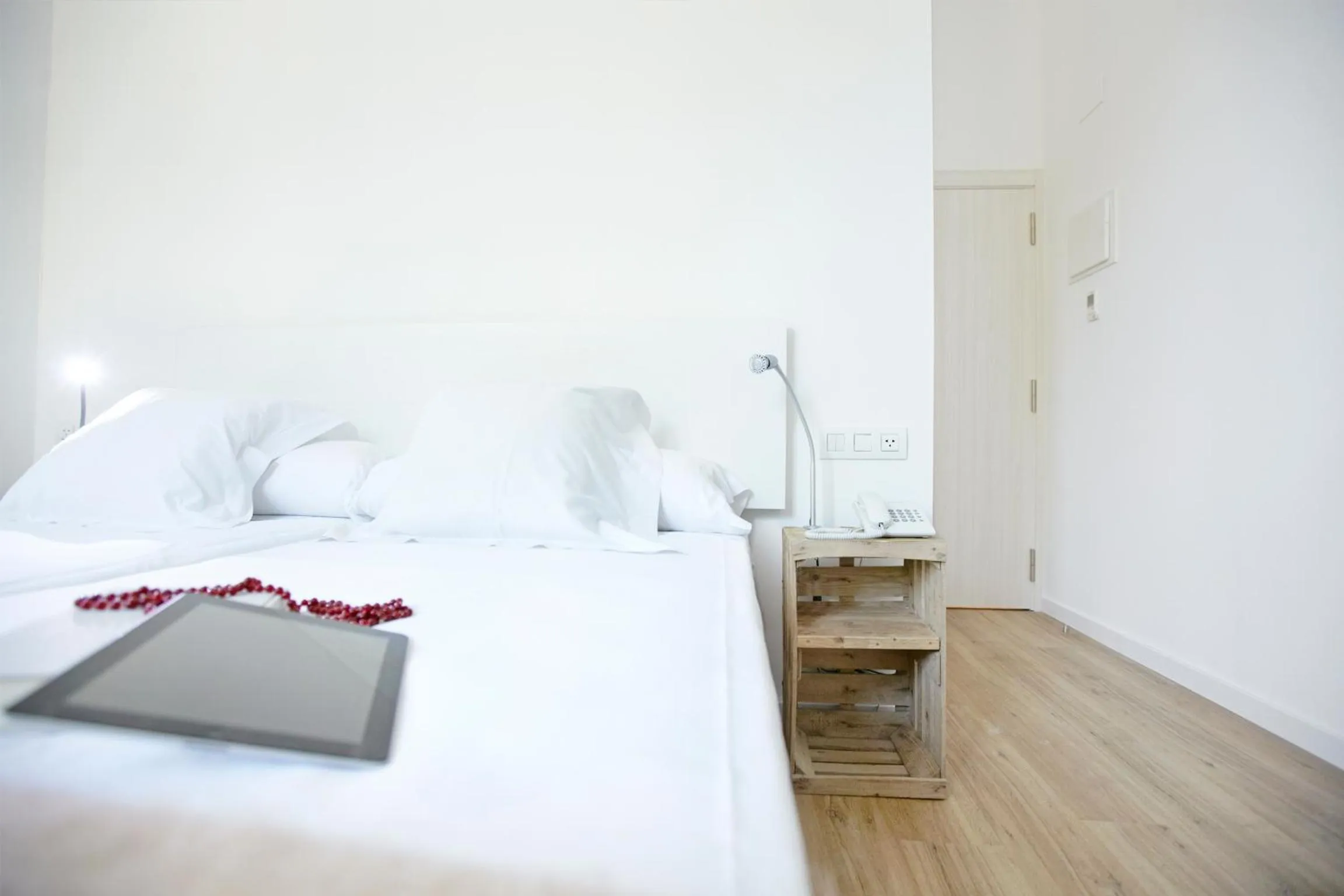 Photo of the whole room, Bed in Som Nit Born