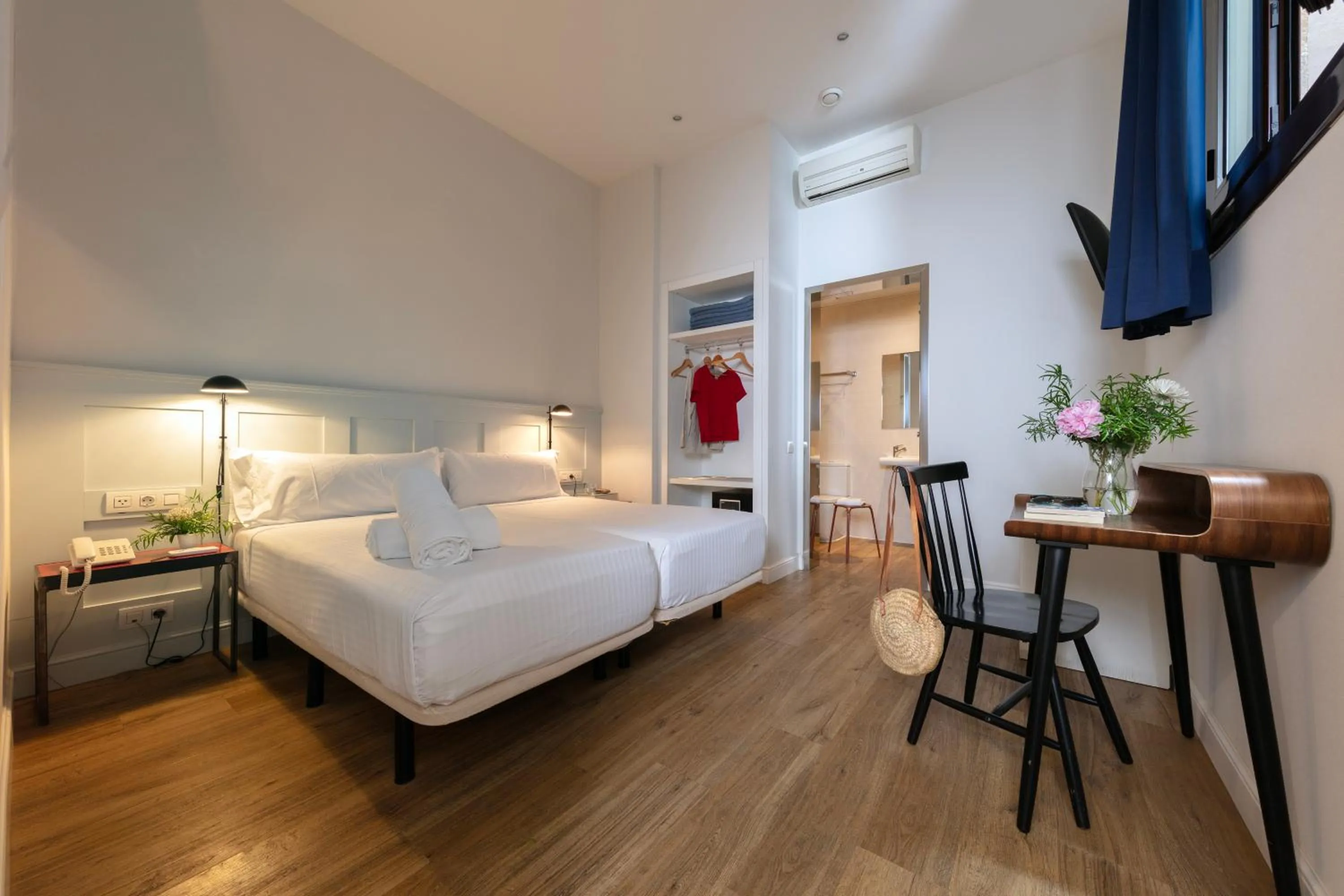 Photo of the whole room, Bed in Som Nit Born