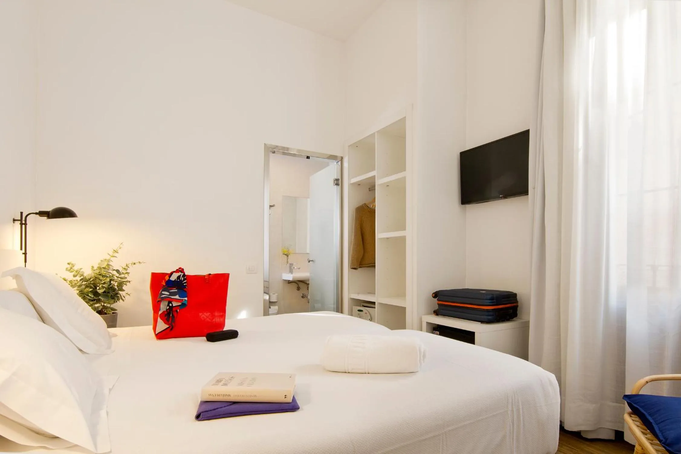 Photo of the whole room, Bed in Som Nit Born