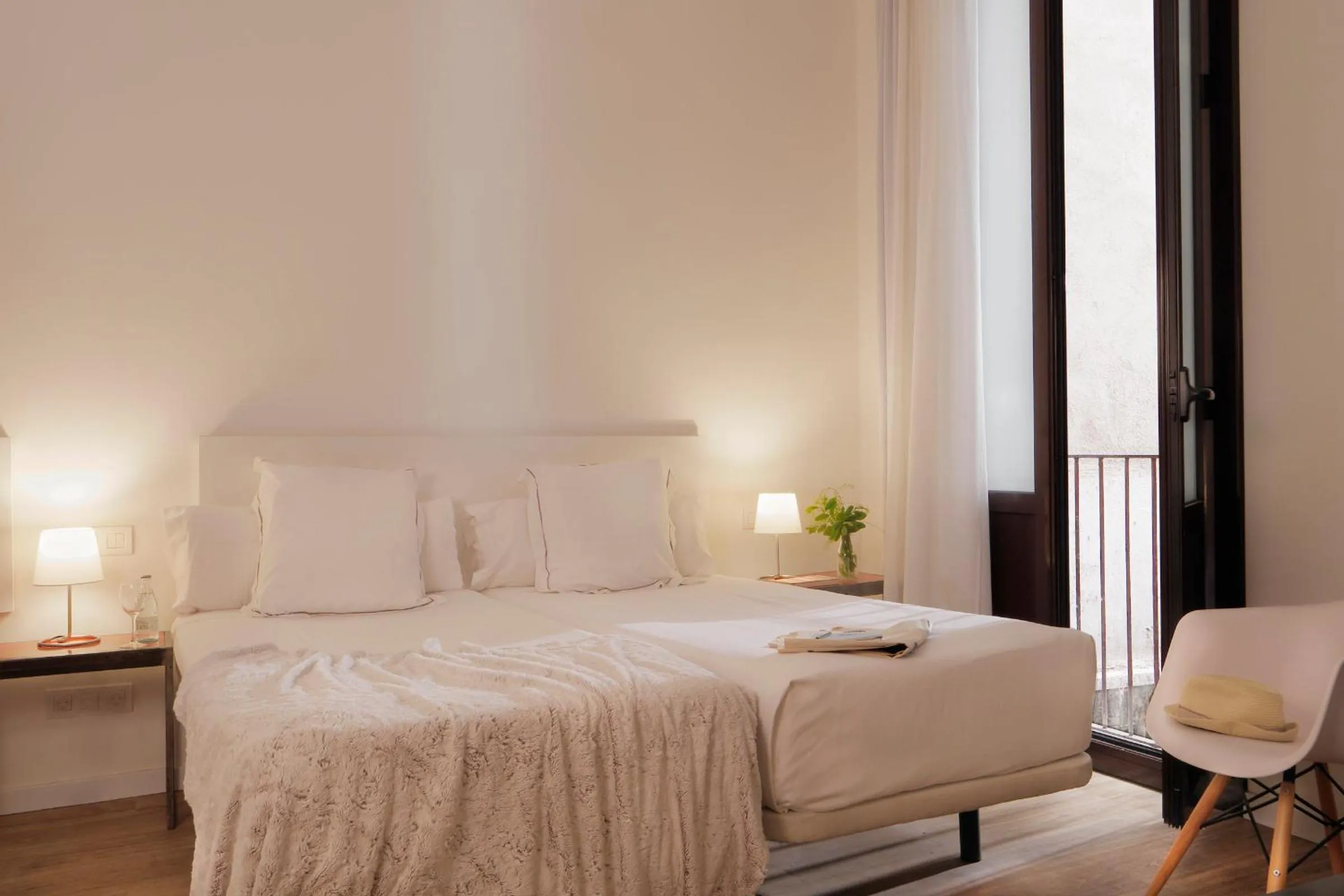 Photo of the whole room, Bed in Som Nit Born