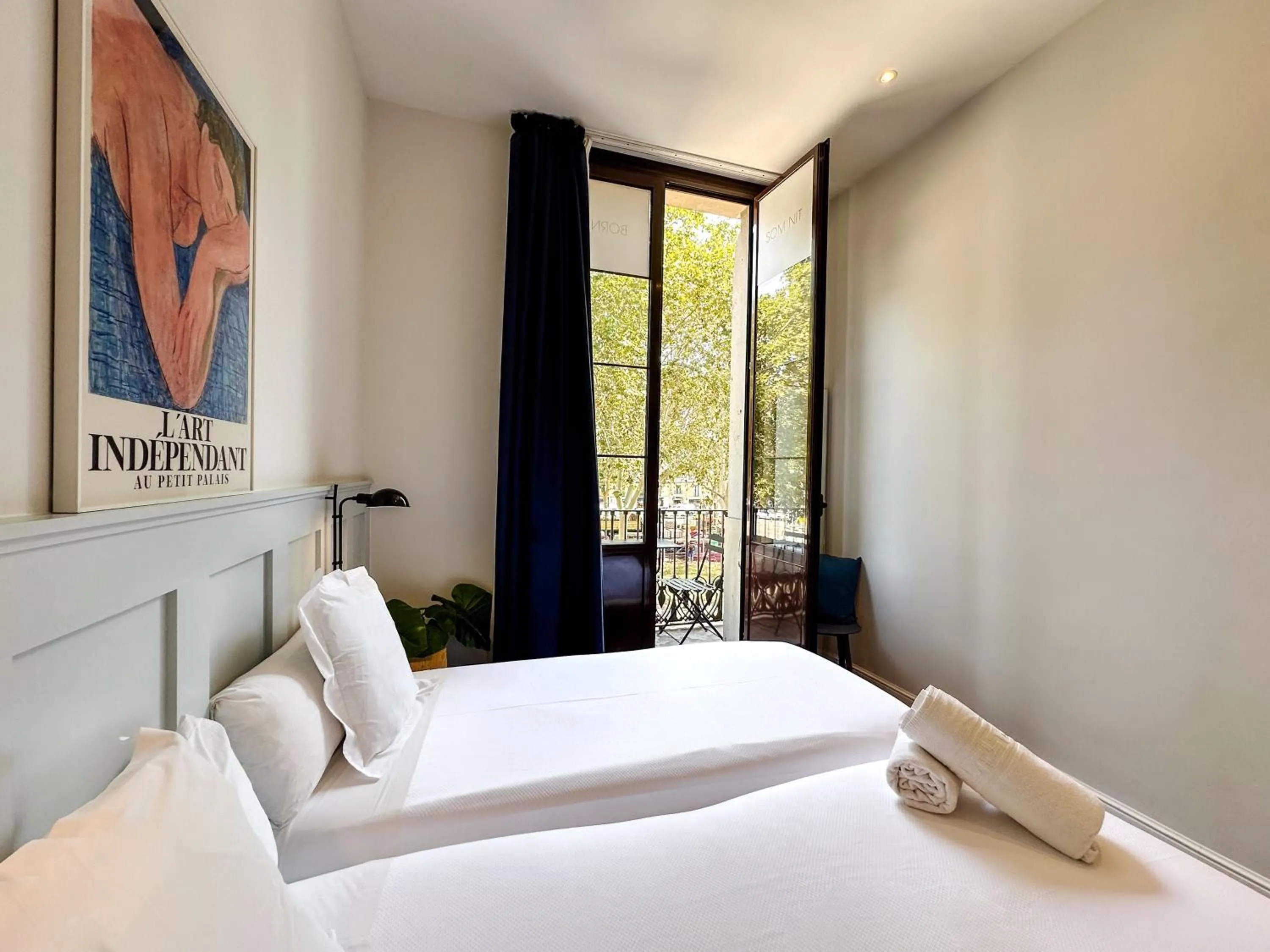 Photo of the whole room, Bed in Som Nit Born