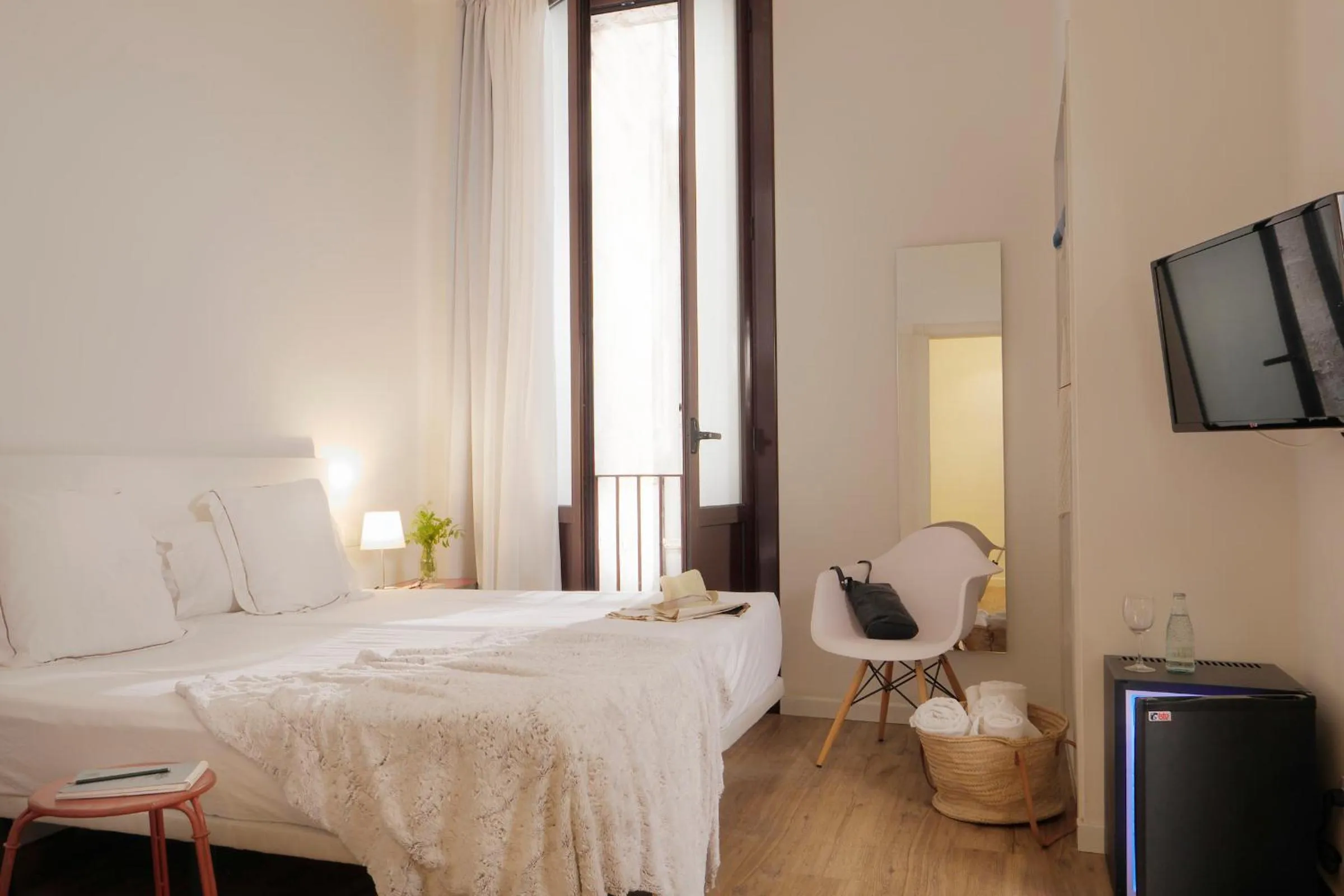 Photo of the whole room, Bed in Som Nit Born