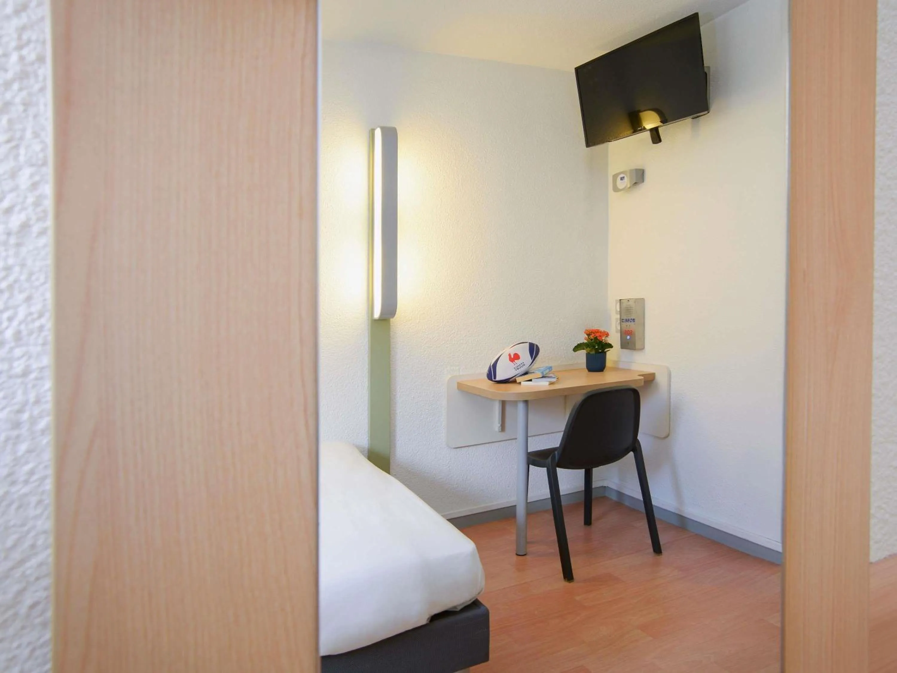 Bedroom, Bed in ibis budget Toulouse Centre Gare