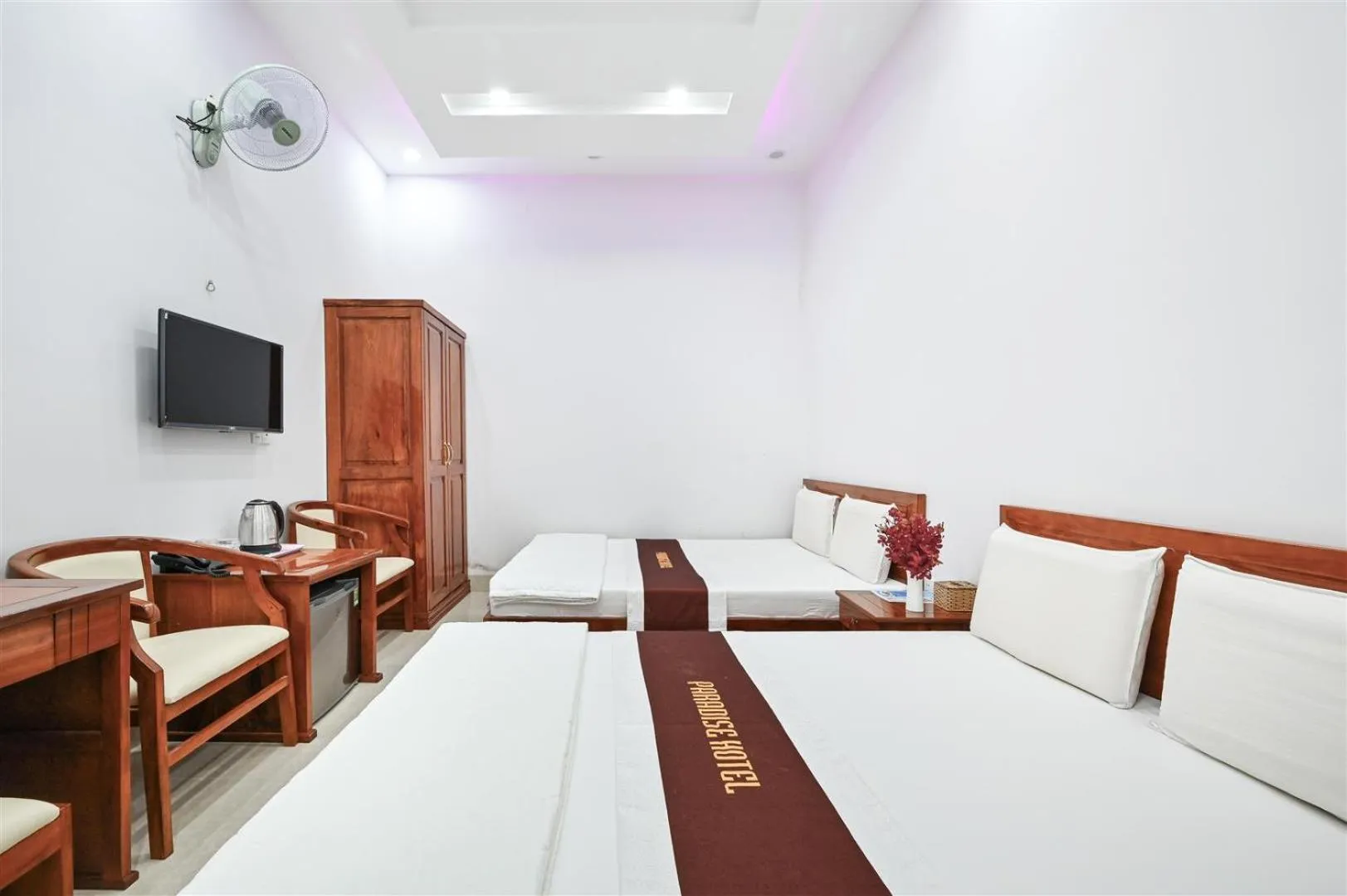 Bed in Paradise Hotel