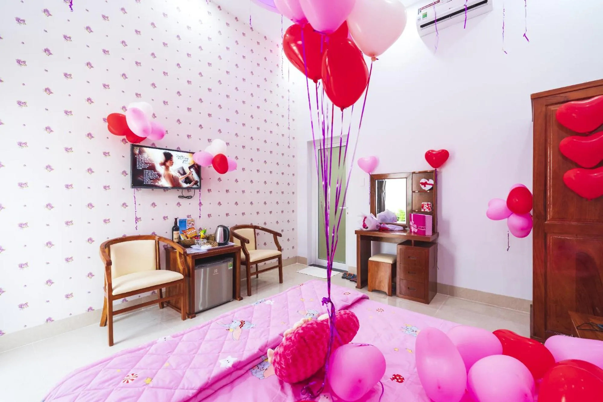 Bed in Paradise Hotel