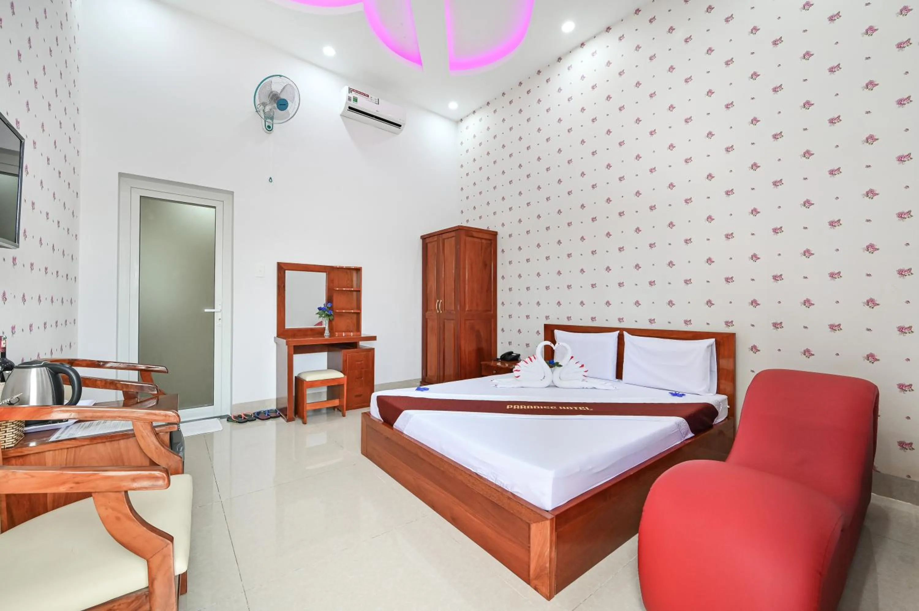 Bed in Paradise Hotel