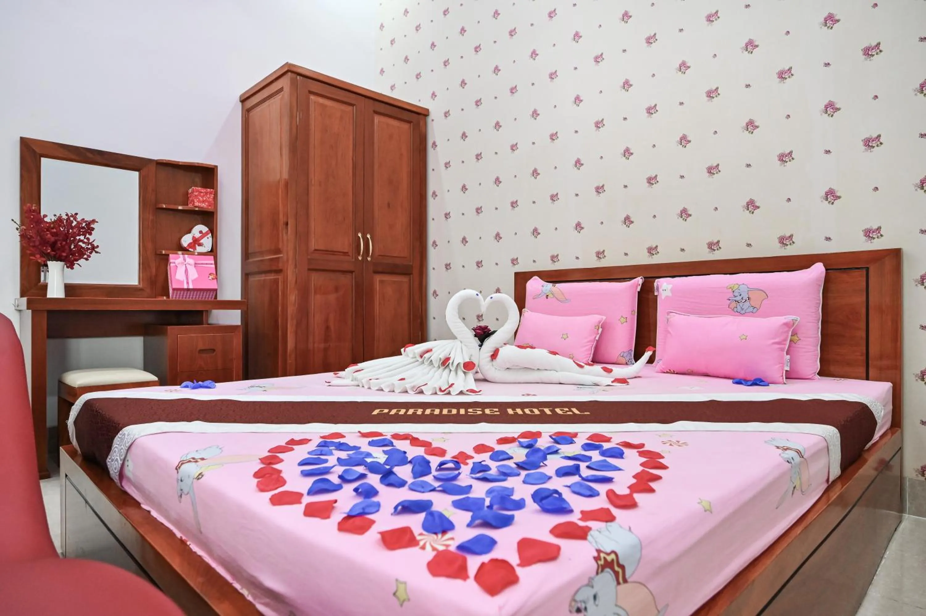 Bed in Paradise Hotel