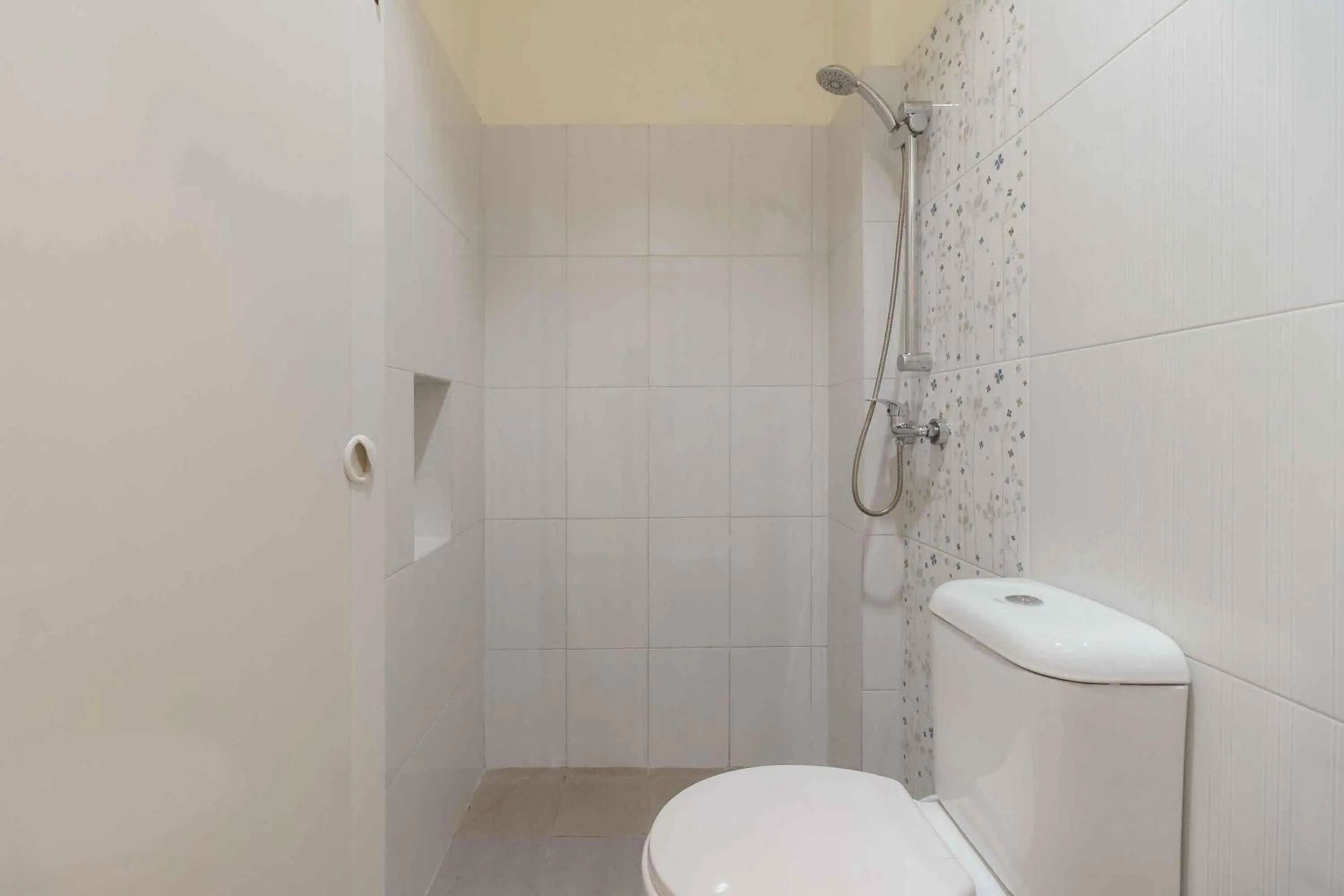 Bathroom in RedDoorz Plus near Millenium ICT Centre Medan 2