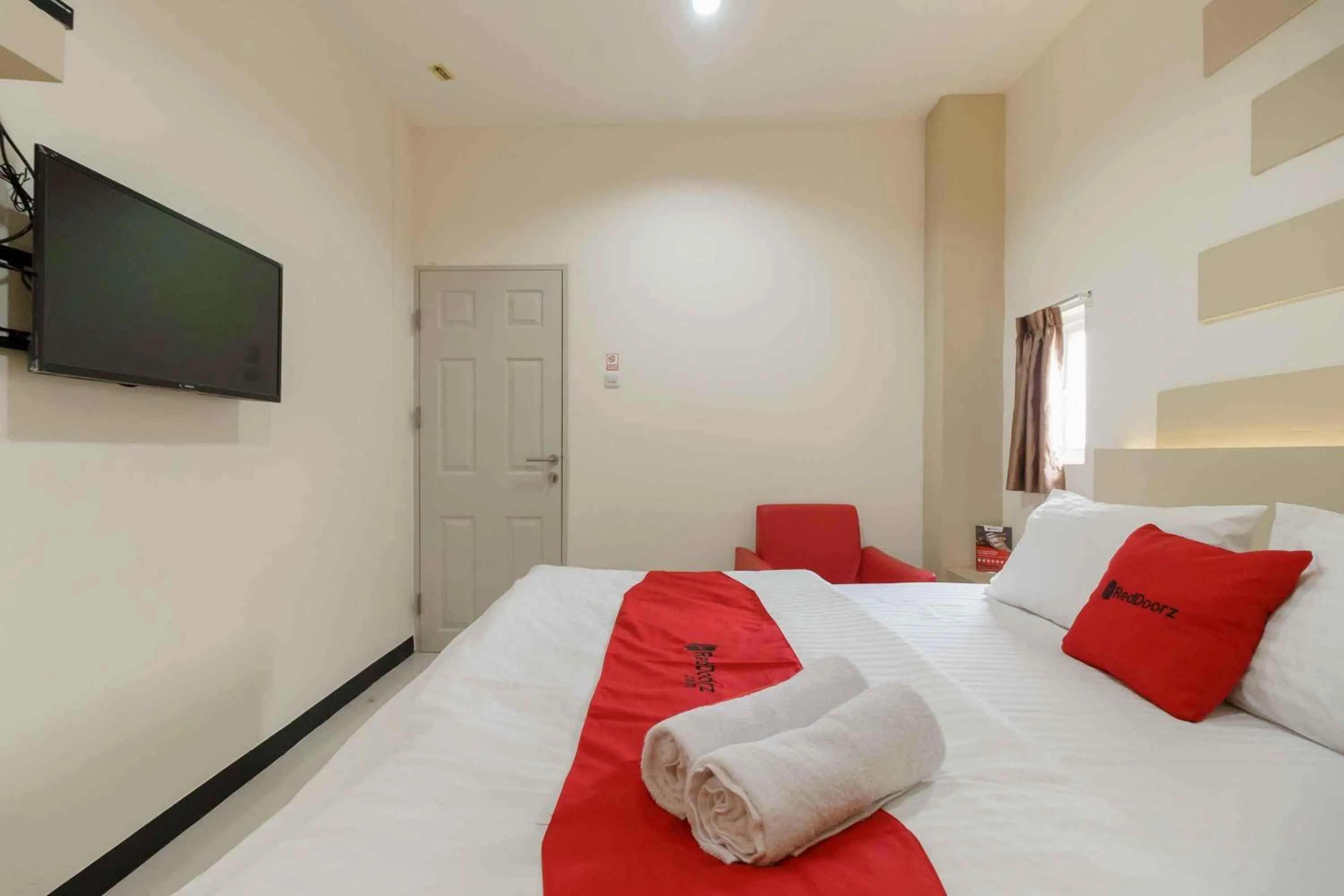 Bedroom, Bed in RedDoorz Plus near Millenium ICT Centre Medan 2