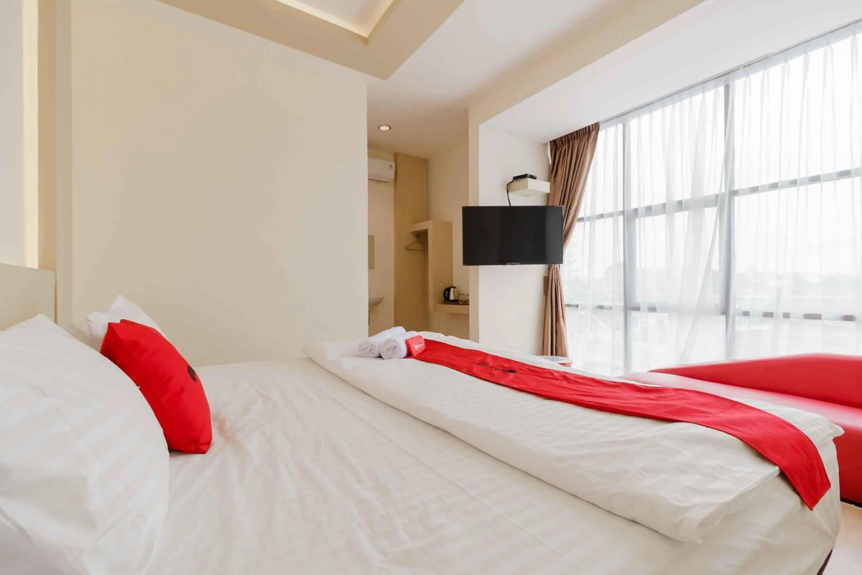 Bedroom, Bed in RedDoorz Plus near Millenium ICT Centre Medan 2