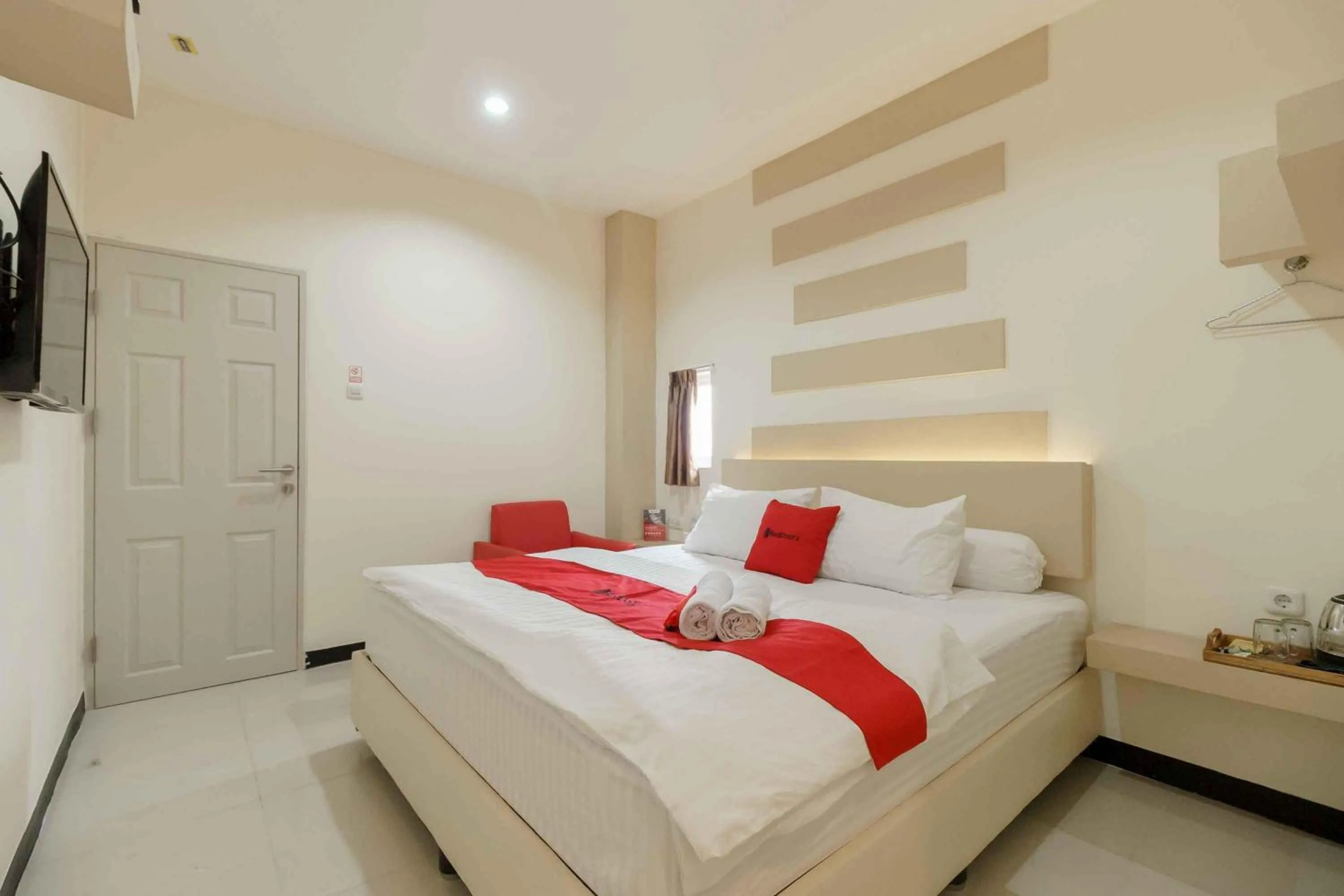 Bedroom, Bed in RedDoorz Plus near Millenium ICT Centre Medan 2