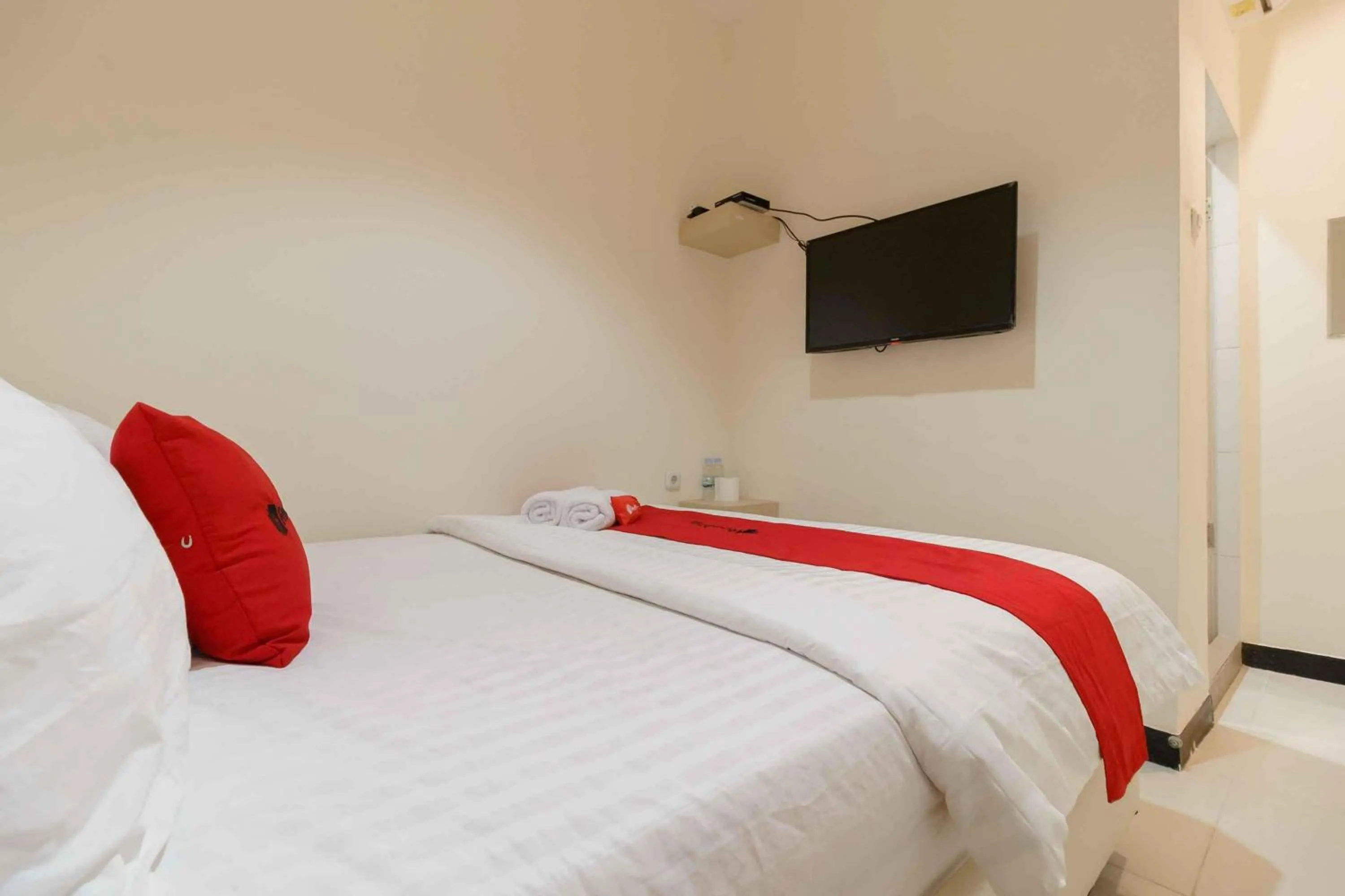 Bedroom, Bed in RedDoorz Plus near Millenium ICT Centre Medan 2