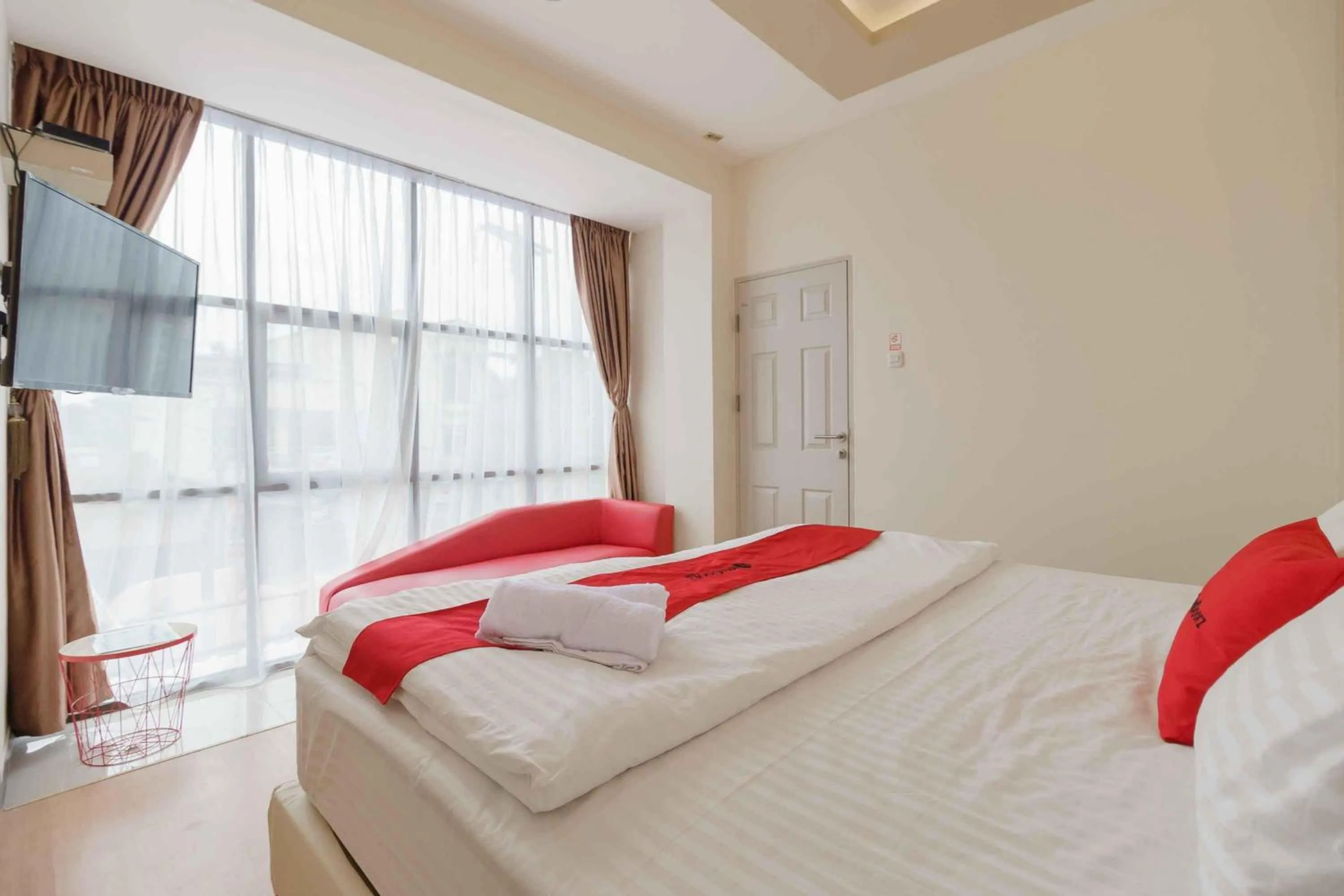 Bedroom, Bed in RedDoorz Plus near Millenium ICT Centre Medan 2