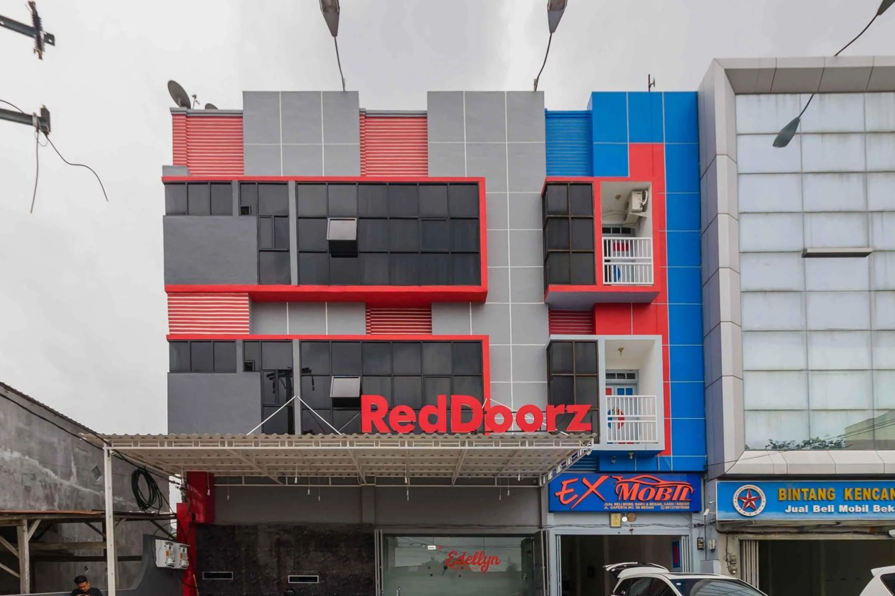 Facade/entrance in RedDoorz Plus near Millenium ICT Centre Medan 2