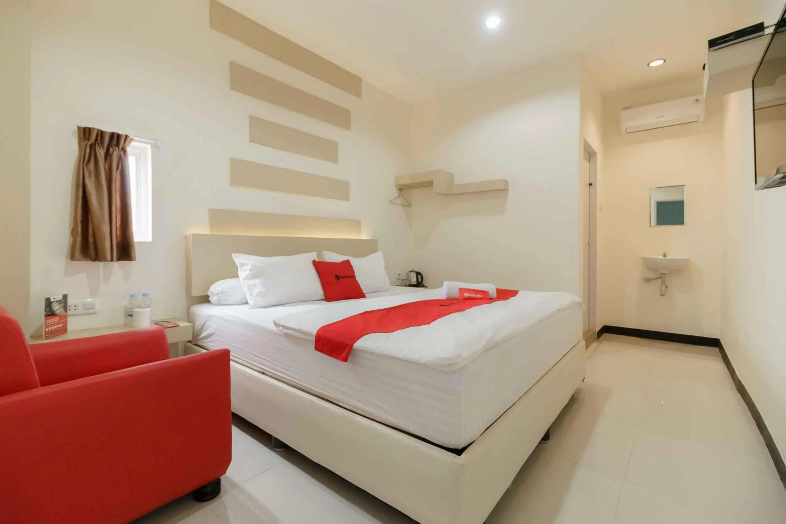 Bedroom, Bed in RedDoorz Plus near Millenium ICT Centre Medan 2