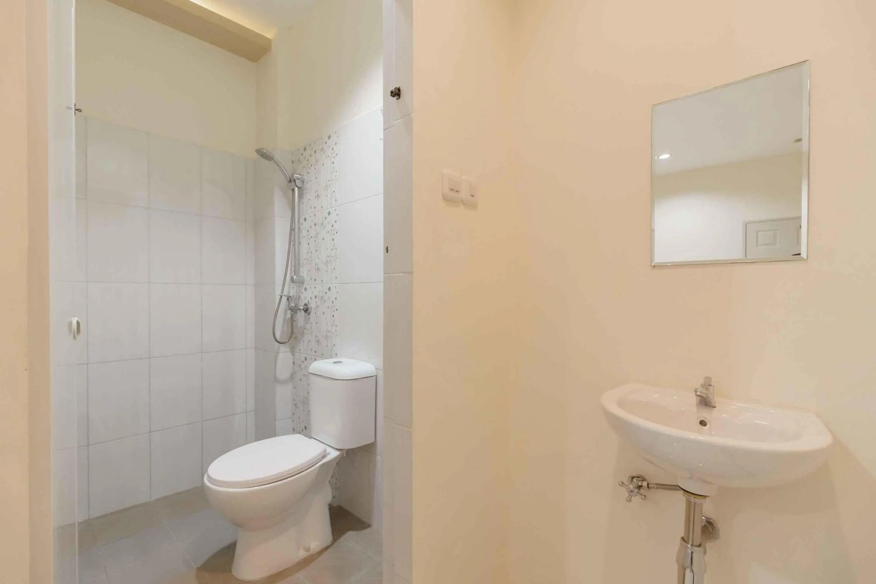 Bathroom in RedDoorz Plus near Millenium ICT Centre Medan 2