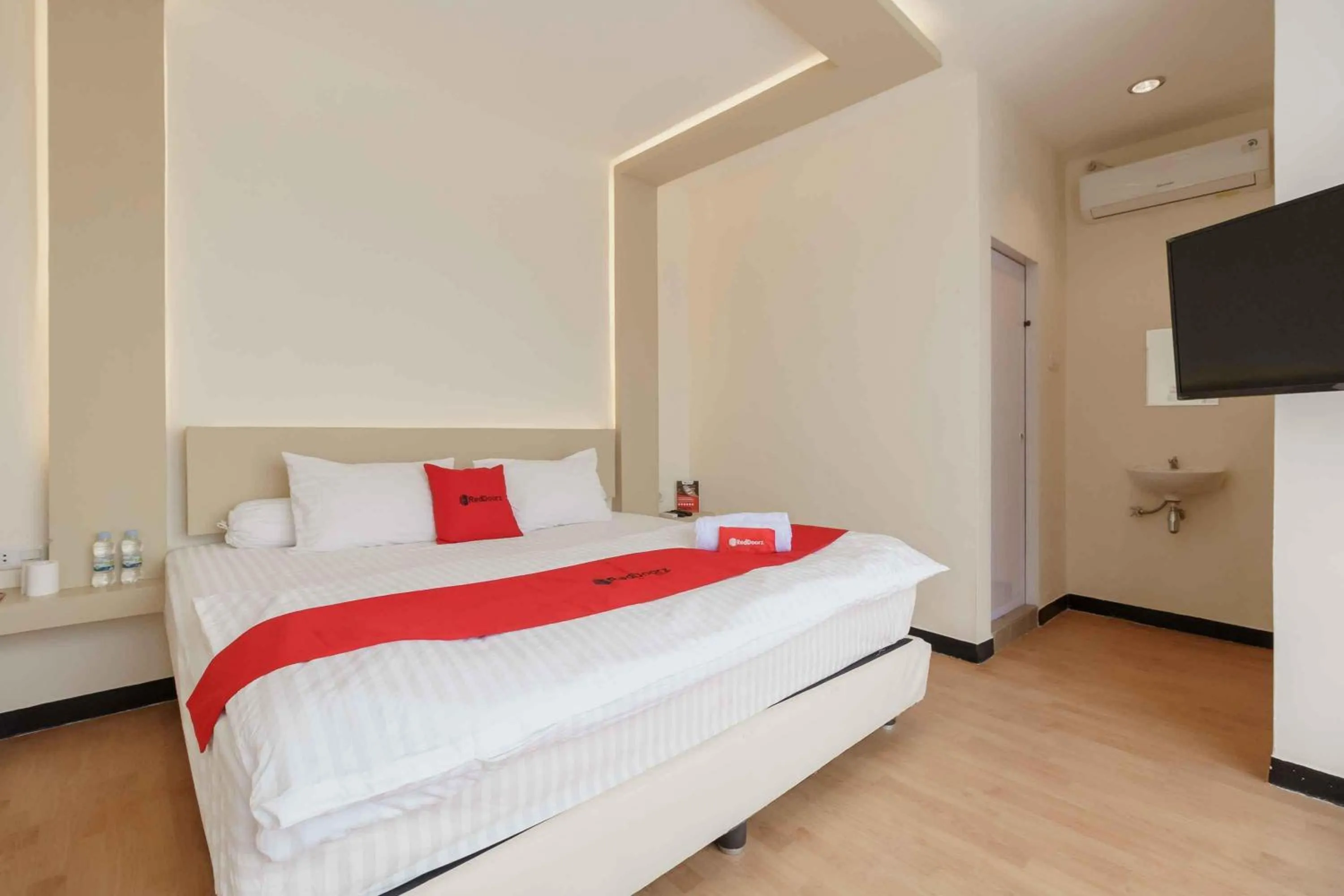 Bedroom, Bed in RedDoorz Plus near Millenium ICT Centre Medan 2