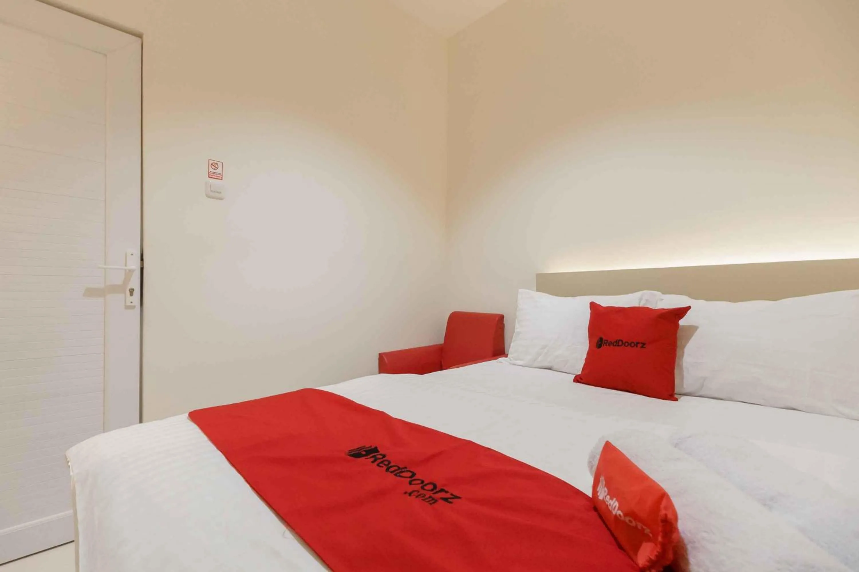Bedroom, Bed in RedDoorz Plus near Millenium ICT Centre Medan 2