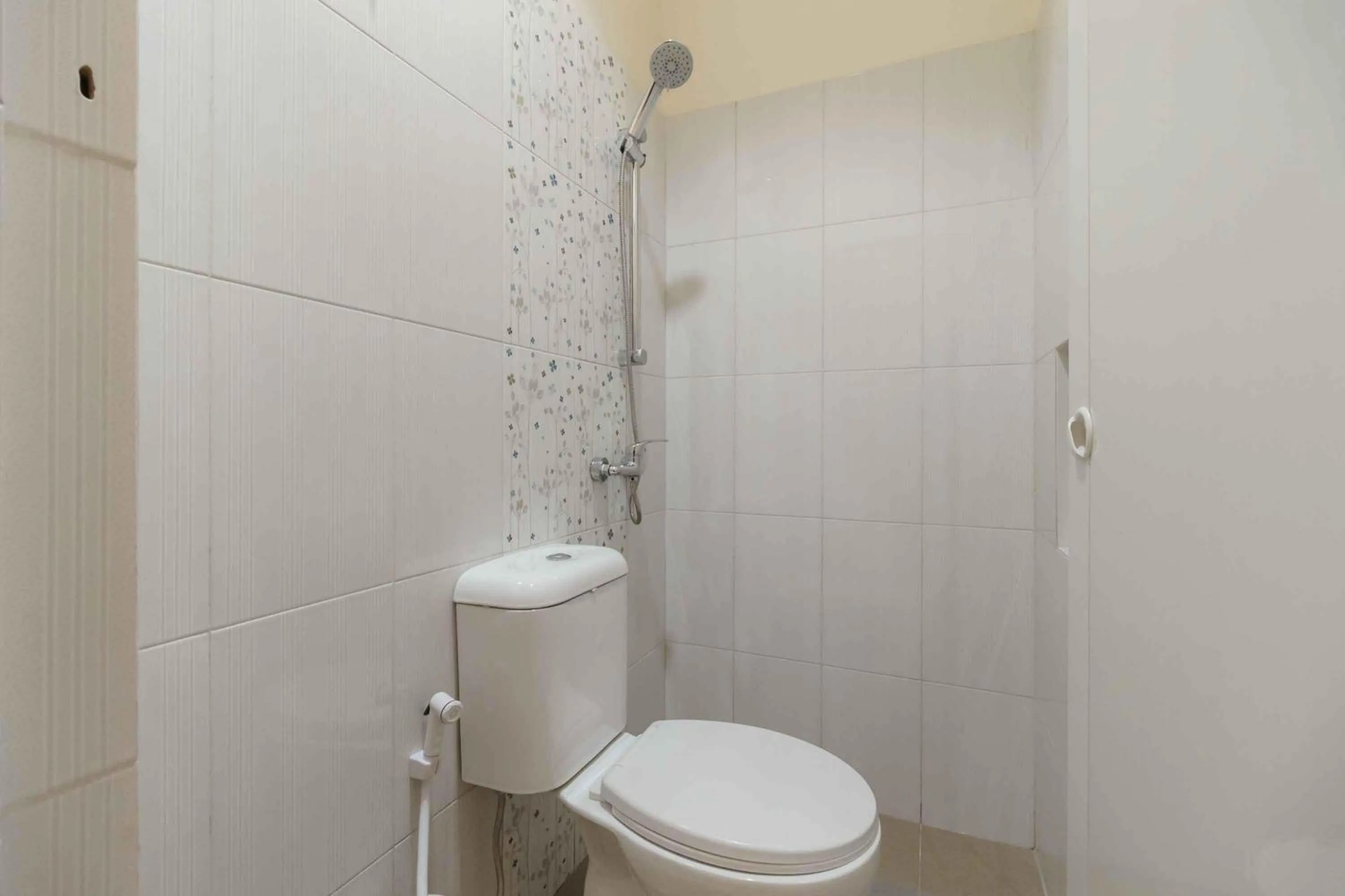 Bathroom in RedDoorz Plus near Millenium ICT Centre Medan 2