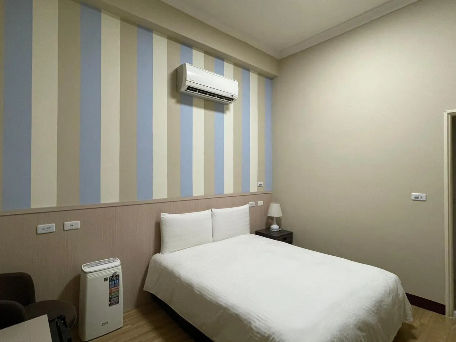 Photo of the whole room, Bed in Loju sunrise inn