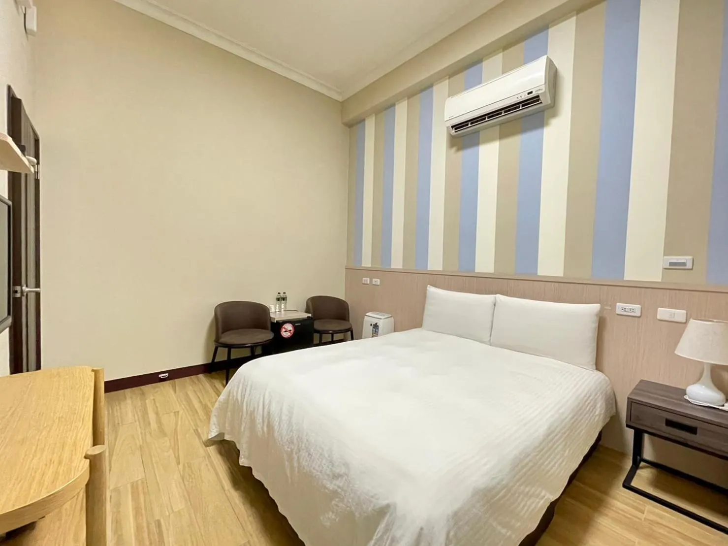 Photo of the whole room, Bed in Loju sunrise inn