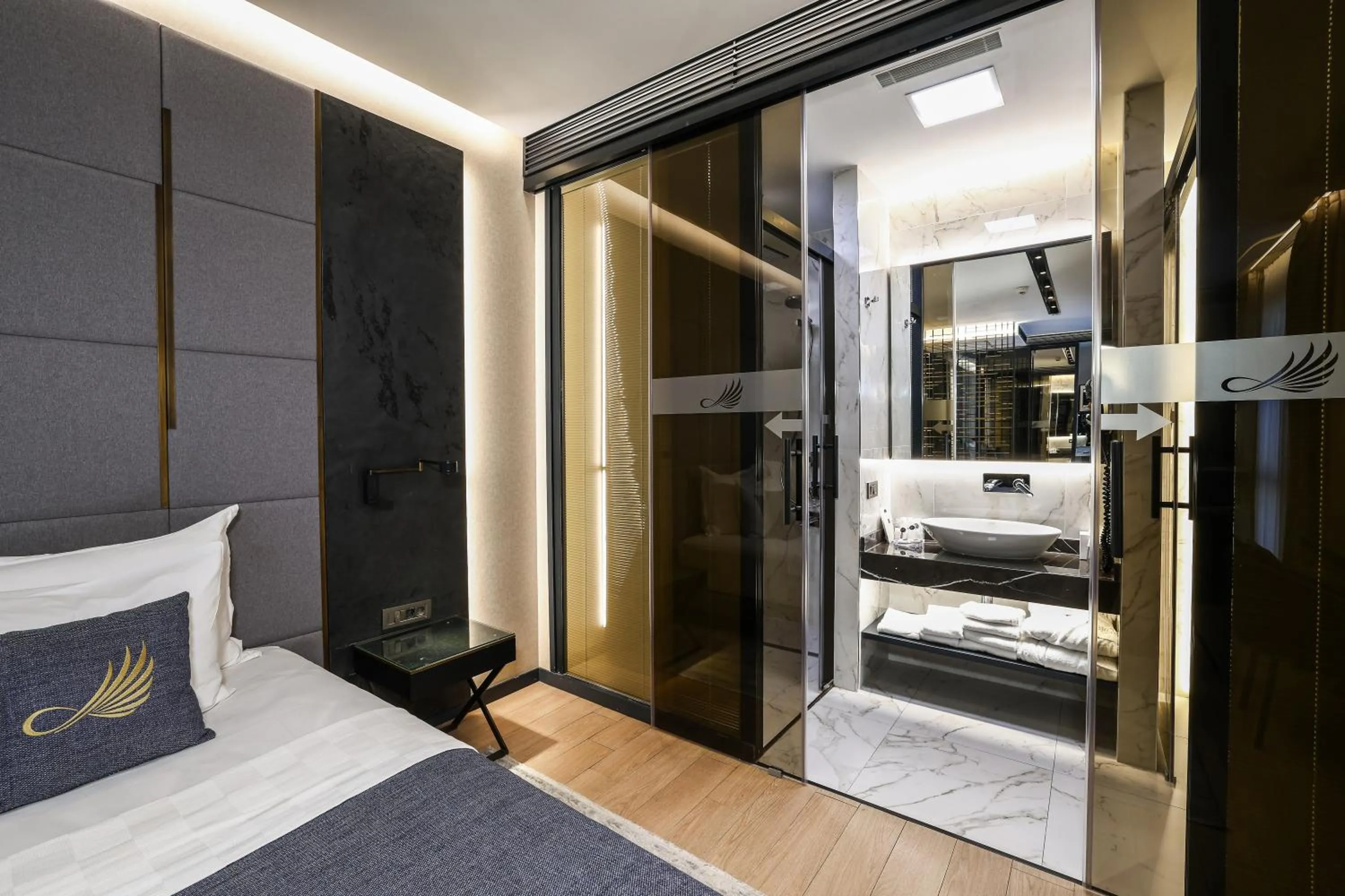 Shower, Bed in Broyt Hotel