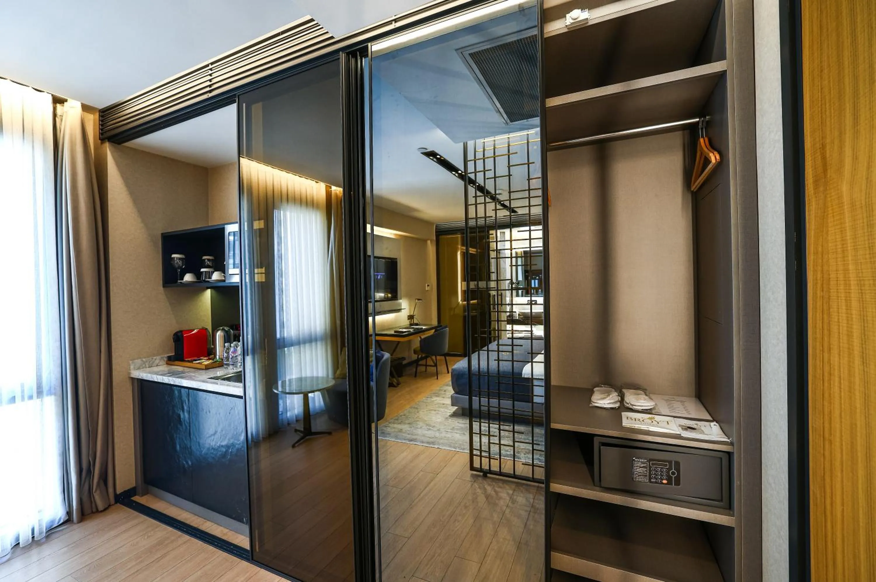 TV and multimedia in Broyt Hotel