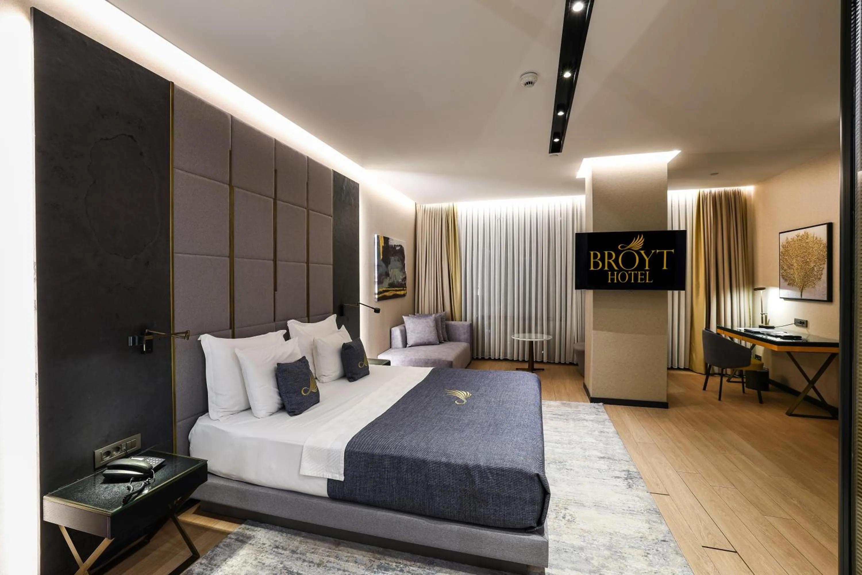 Bedroom, Bed in Broyt Hotel