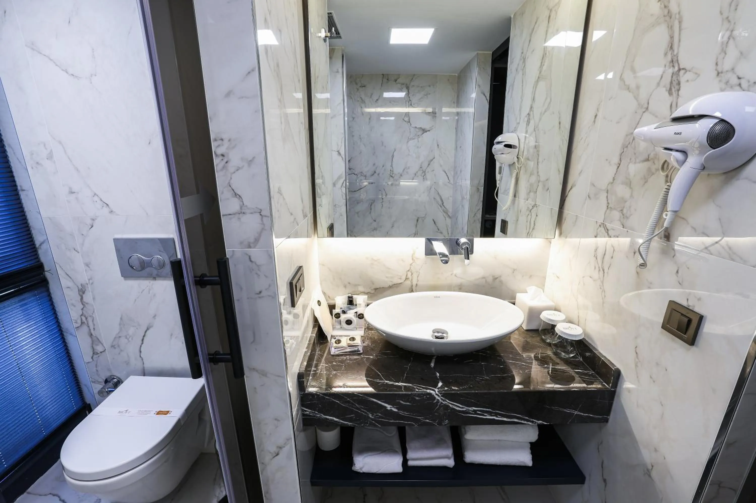 Toilet in Broyt Hotel