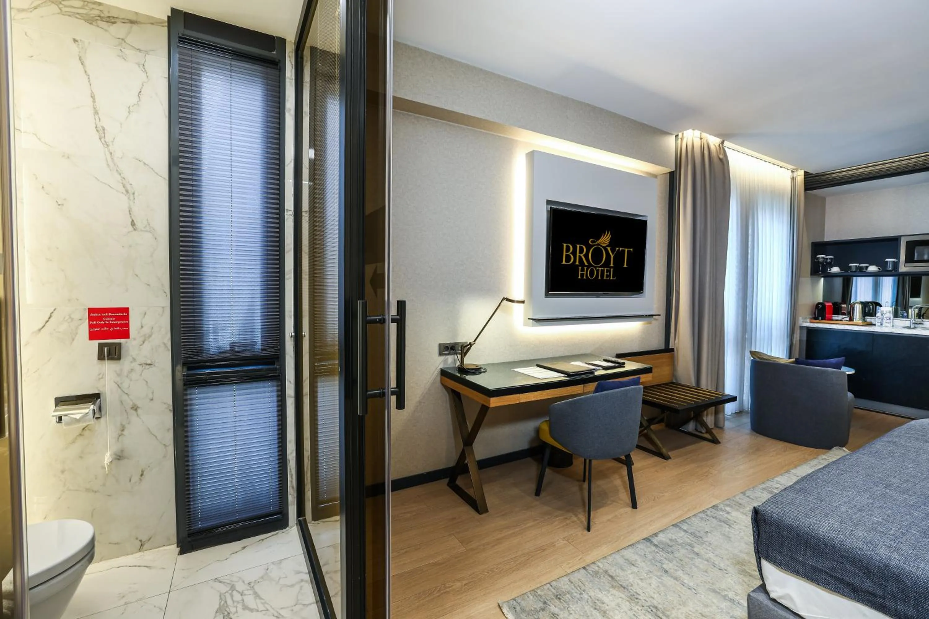 TV and multimedia in Broyt Hotel