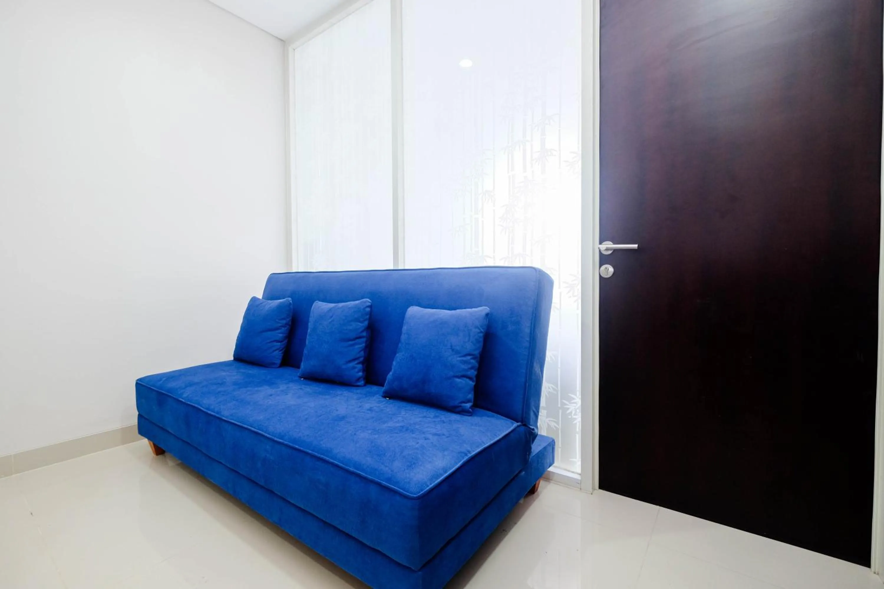 Living room in Cozy and Modern 1BR Apartment at Atlanta Residences By Travelio