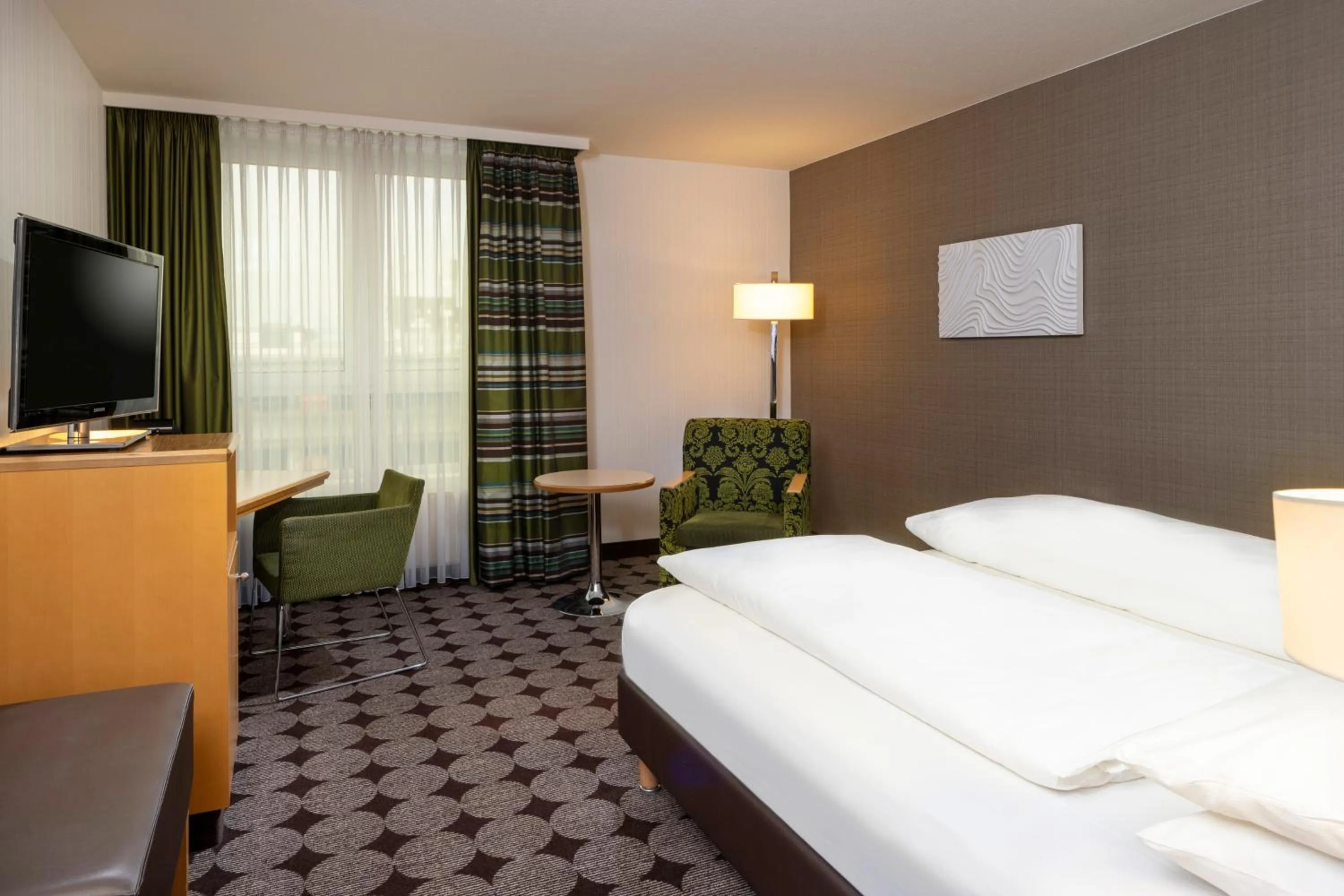 Photo of the whole room, Bed in Mövenpick Hotel Nürnberg Airport
