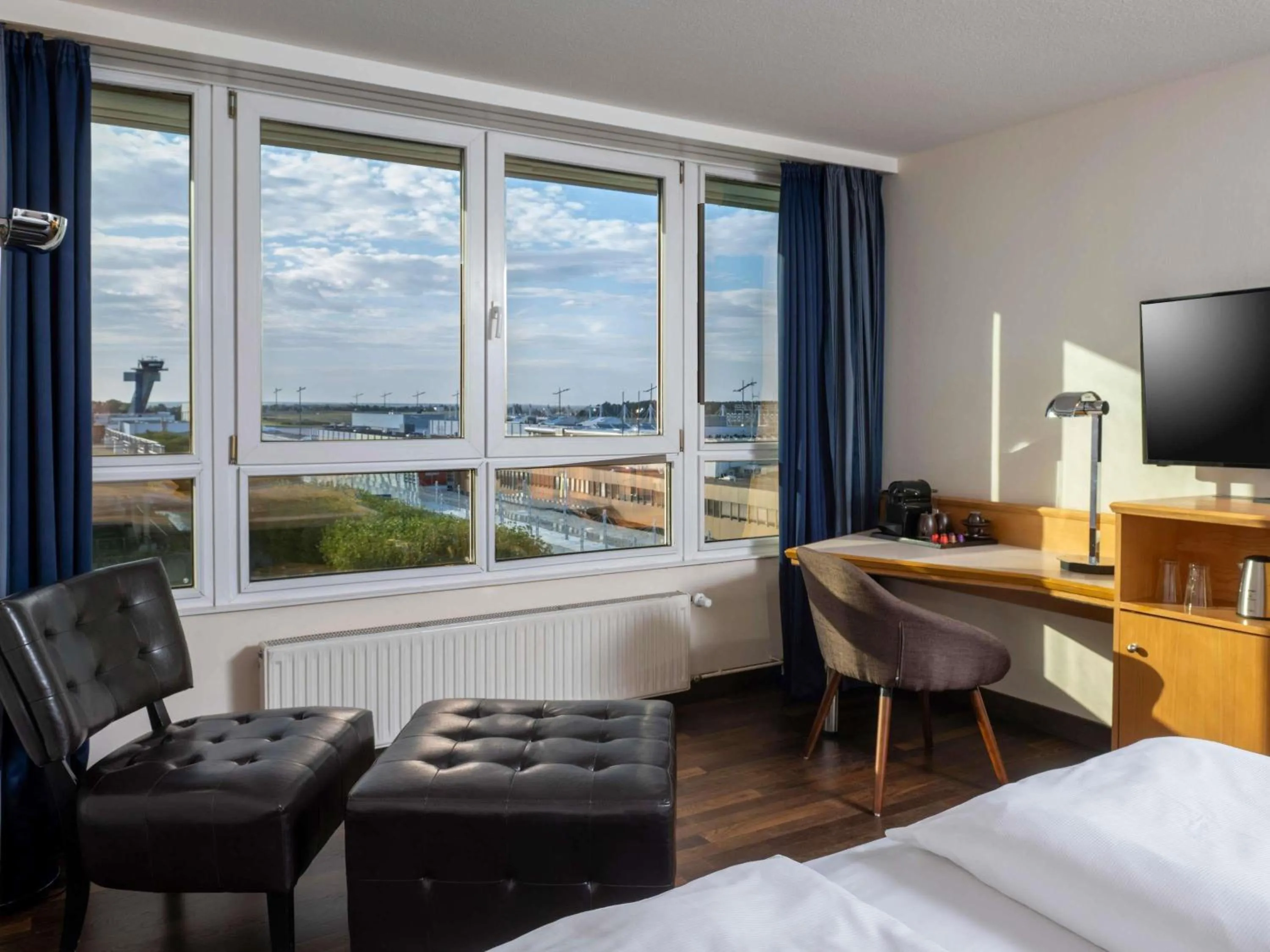 Bedroom, Bed in Mövenpick Hotel Nürnberg Airport