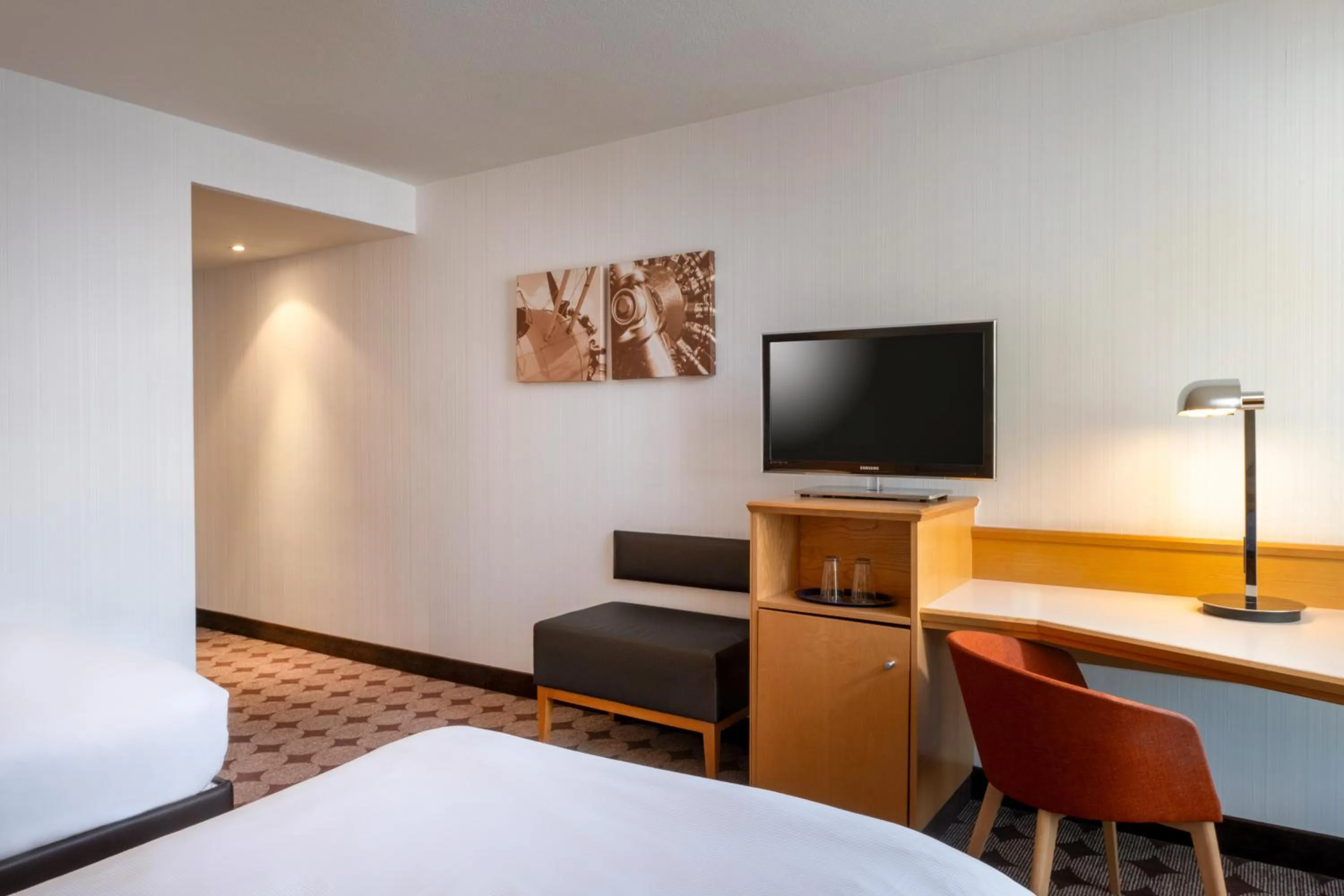 View (from property/room), Bed in Mövenpick Hotel Nürnberg Airport